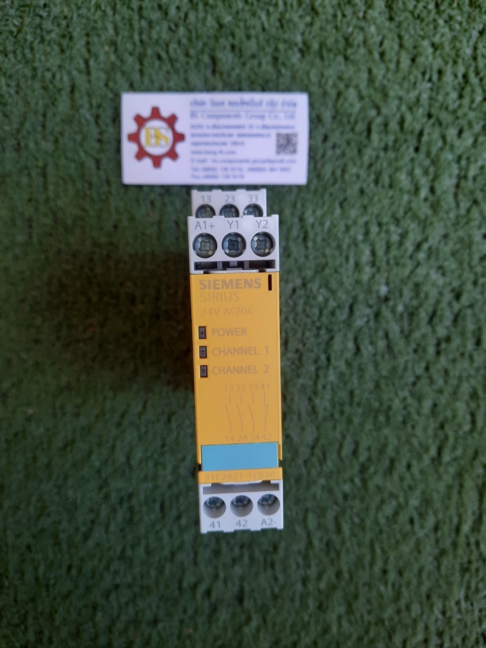 SIEMENS : 3TK2821-1CB30 SIRIUS safety relay with relay enabling circuits (EC) 24 V AC/DC, 22.5 mm Screw terminal EC instantaneous: 3 NO EC delayed: 0 NO SC: 1NC Autostart/manual start Basic device Maximum achieved SIL: 1, PL: c as expansion unit up to max