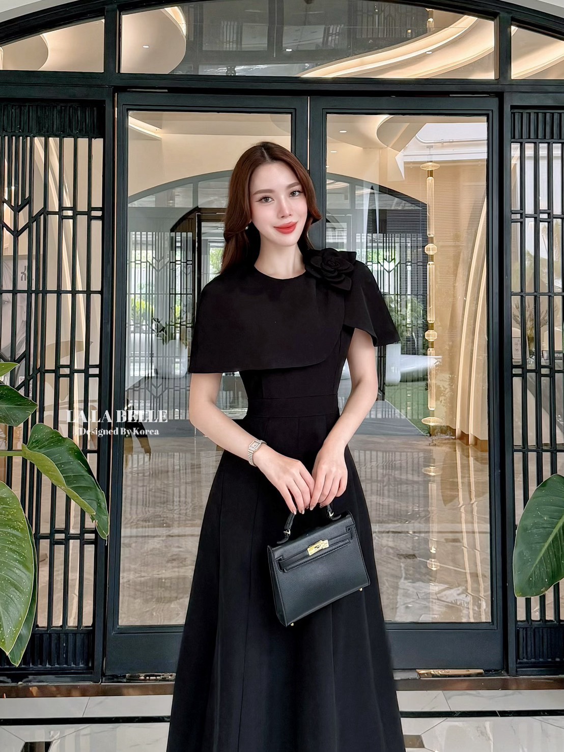 เดรสยาวผ้าสูทอัดกาวอย่างดีผ้านุ่มมีน้ำหนักมากทิ้งตัวสวยใส่แล้วเข้ารูปเข้าทรงดีเทลชุดคลุมไหล่ผ่าหลังด้านหน้าคลุมไหล่ไขว้ทับกันแต่งดอกไม้เย็บติดอย่างดีช่วงเอวมีขอบเอวกระโปรงทรงเจ้าหญิงยาวเย็บตีเกล็ดให้เป็นทรงมีซับในอัดกาวอย่างดีงานคุณภาพเกรดพรีเมี่ยม