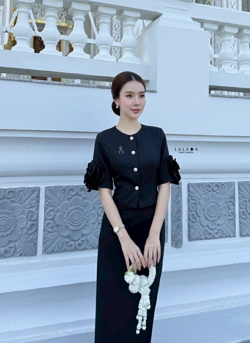 set 2 ชิ้น เสื้อดำกระดุมหน้าแต่งดอกไม้ช่วงแขน + กระโปรงยาวงานซิปหลัง ชุดดำแบบสุภาพใส่ออกงาน ใส่ทำงานได้หมดค่ะ + เข็มกลัดไว้อาลัย