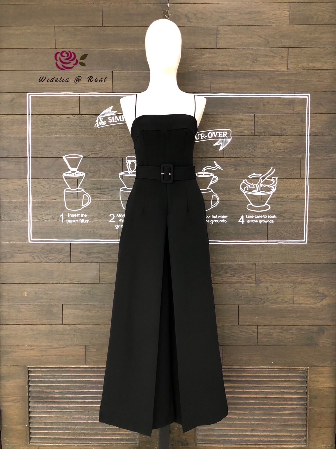 Jumpsuit จั้มสูทสายเดี่ยวขายาว อกมีฟองน้ำ มีเข็มขัด 1 เส้น ช่วงกางเกงเย็บจีบ