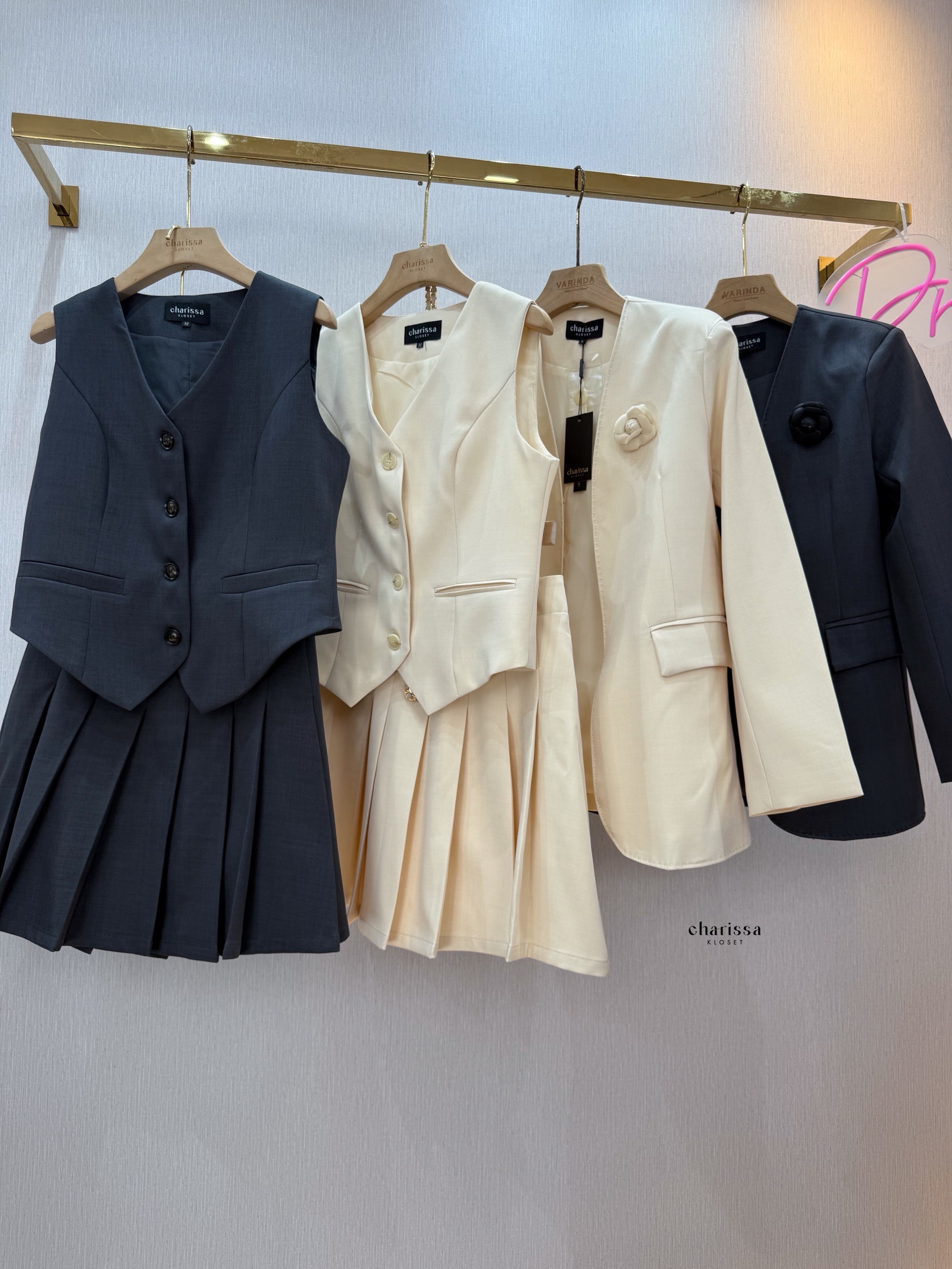 เซ็ท 4 ชิ้น เสื้อสูท+เสื้อ vestด้านใน +กระโปรง(กางเกงเป็นซับใน)+เข็มกลัดดอกไม้ ใช้ผ้าเดียวกันทั้งเซ็ท ตัวเสื้อสูทมีซับในอย่างดี เสริมรองบ่าบางๆเพื่อให้เป็นทรงสวย มีตะขอใส่แบบติดก็ได้น๊า กระโปรงซิปข้าง ซับในเป็นกางเกง เนื้อผ้ามีTexture สวย ยับยากก #ชุดใส่ท