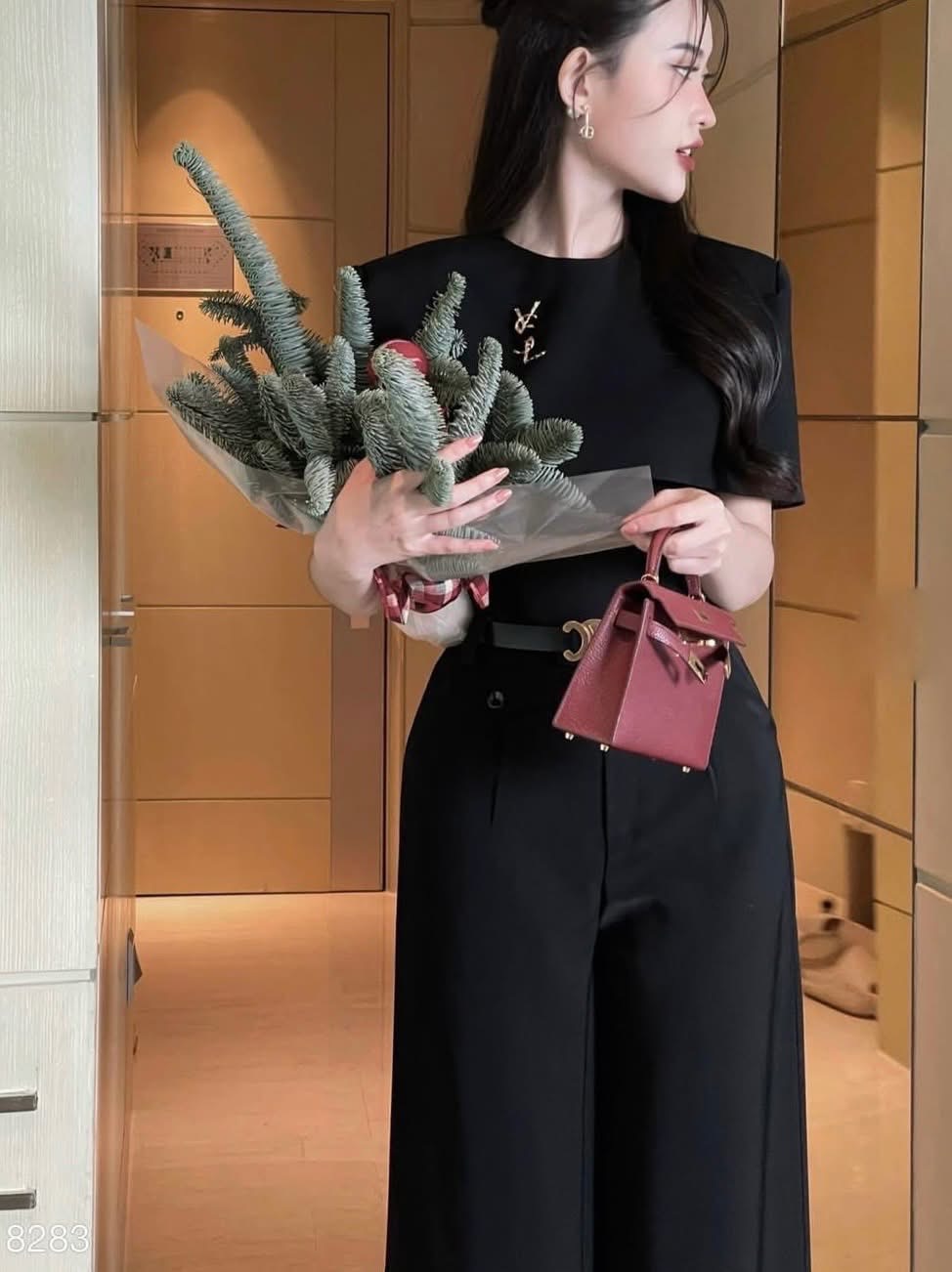 Set 4 Pcs.เซ็ทเสื้อคลุมไหล่สีดำ มาพร้อมกับกางเกงขาวยาวสีเข้าเซ็ท มีกระเป๋าด้านหน้าทั้งสองข้าง มีเข็มขัดเส้นเล็กสีน้ำตาลให้อีกหนึ่ง ไม่พอแค่นี้ มีเข็มกลัดอะไหล่ทองเพิ่มคสามหรูหราไปอีก มาในโทนสีเรียบๆ