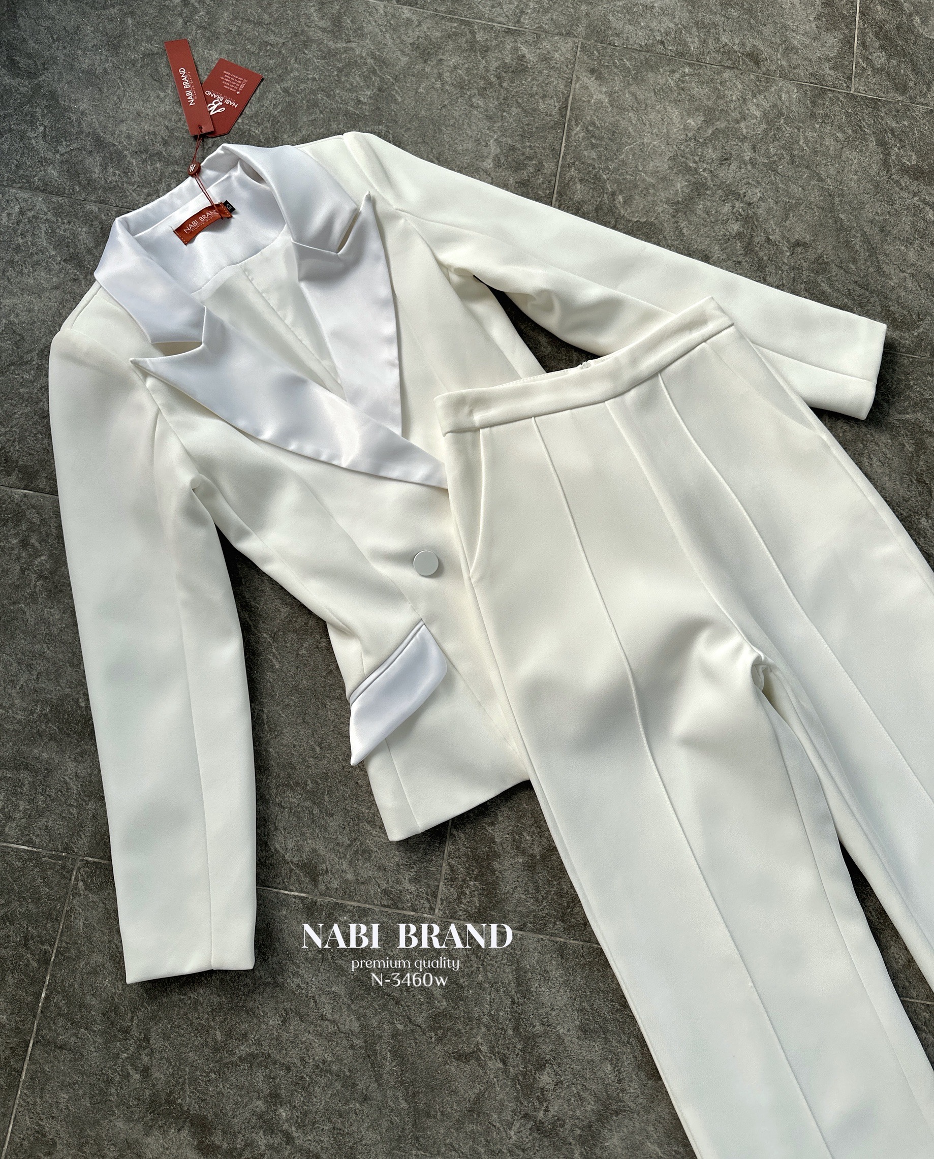 Set สูท2ชิ้น เสื้อแขนยาว+กางเกงขายาว ดีเทลเรียบหรู เสื้อคอปกเงาๆ ดูแพงมาก กระดุมสองเม็ด มีกระเป๋าสองข้างใช้งานได้จริง กางเกงทรงเองสูงนิดนึงกระบอกเล็ก มีเส้นด้ายตรงกลาง มีซัปในทั้งตัว ผ้าหนา นุ่ม ใส่สบายมาก ทรงเกร๋ เข้ารูป ทันสมัย ใส่แล้วดูผอมเพรียว ผ้าดี