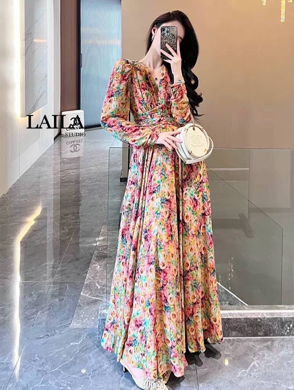 TAG : LAILA Detail: แม็กซี่เดรส งานผ้าชีฟองเกาหลีลายดอกไม้สีสันสดใส งานตัดต่อผ้าเกาหลีอย่างดีงานสวยสะดุดตามากค่าา ทรงคอวีแขนยาว ด้านหน้าแต่งตับจีบงานผ้าพริ้ววว ตัวงานมีซับในสีขาวกันโป๊นะค่า สายโคเรียไม่ควรพลาดค่าา #byLaila #ชุดลายดอก #เดรสเกาหลี #เดรสลายด