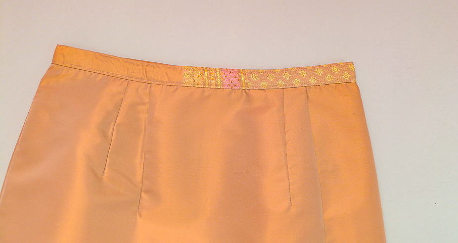 ผ้าถุงไหมสำเร็จรูป (สีชาอ่อน-รอบเอว 28 นิ้ว) งานตัดเย็บประณีต อัดผ้ากาวตามสีของผ้าถุง เนื้องานดีเกรด A