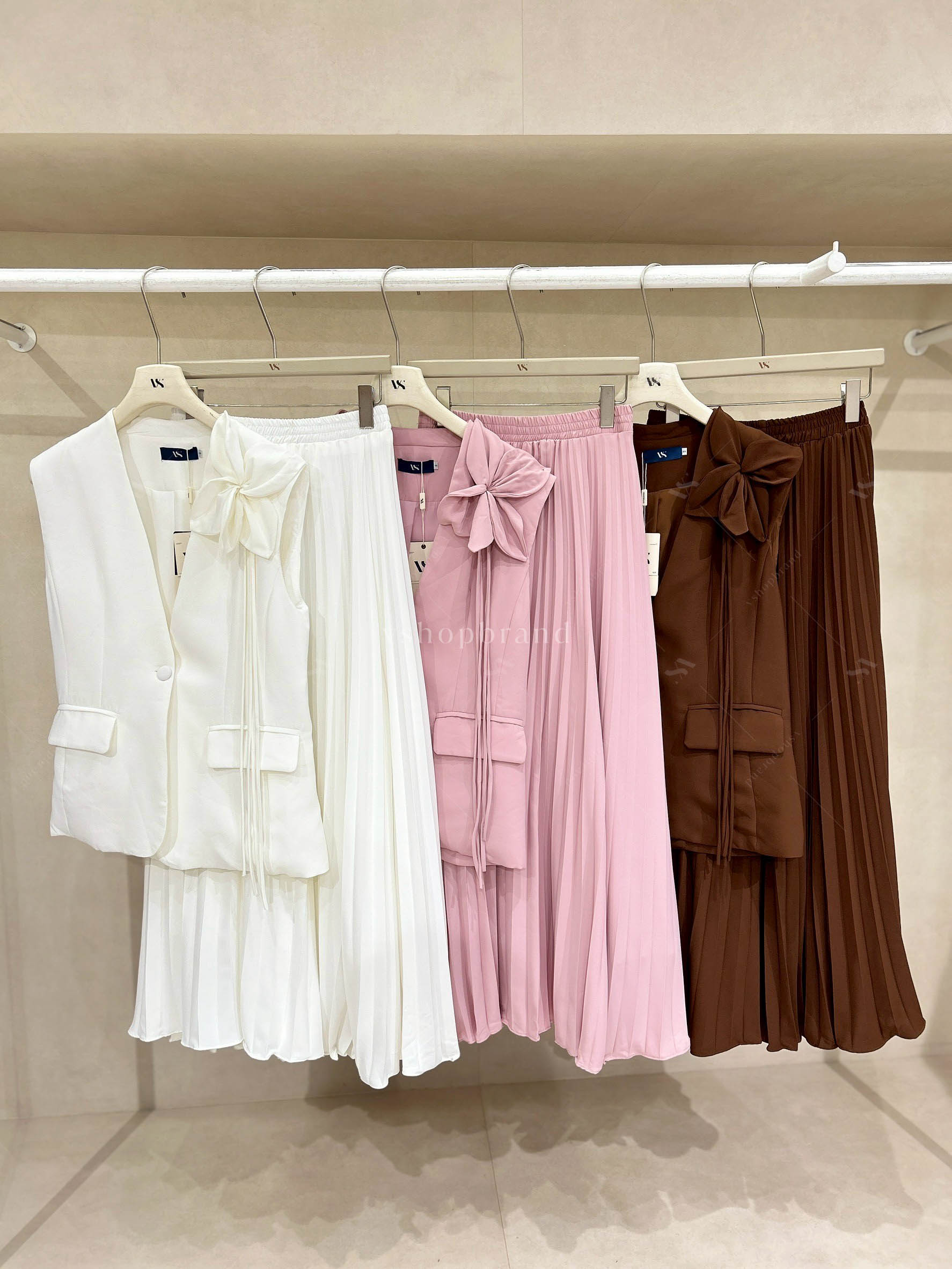 et กั๊กสูทแต่งดอกไม้+กระโปรงยาวอัดพลีท