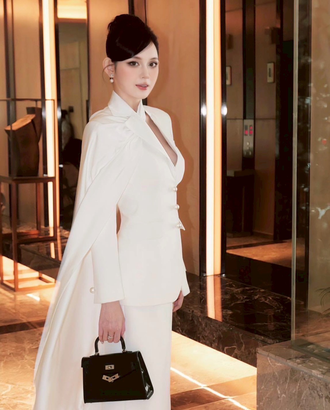 เซ็ตเสื้อสูทเบเซอร์สีขาวแขนยาว มีกิมมิคช่วงคอเป็นผ้าพาดหางปลายาว มาคู่กับกระโปรงทรงสอบสีขาว ทรงสวย หรู ดูแพง ใส่ไปงานแต่งแบบเฟียสๆ แกรมๆ ได้ไม่ซ้ำใคร