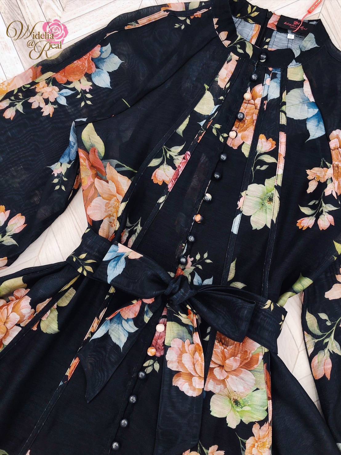 BRAND ::Zimmerman Detail >> Maxi Dress แม็กซี่เดรสตัวยาว แขนยาวพองทรงสวย กระดุมหน้าเรียงยาว มีผ้าผูกโบว์ที่เอวเพิ่มความกระชับ ผ้าพิมพ์ลายดอกไม้สวย เนื้อผ้าอย่างดี