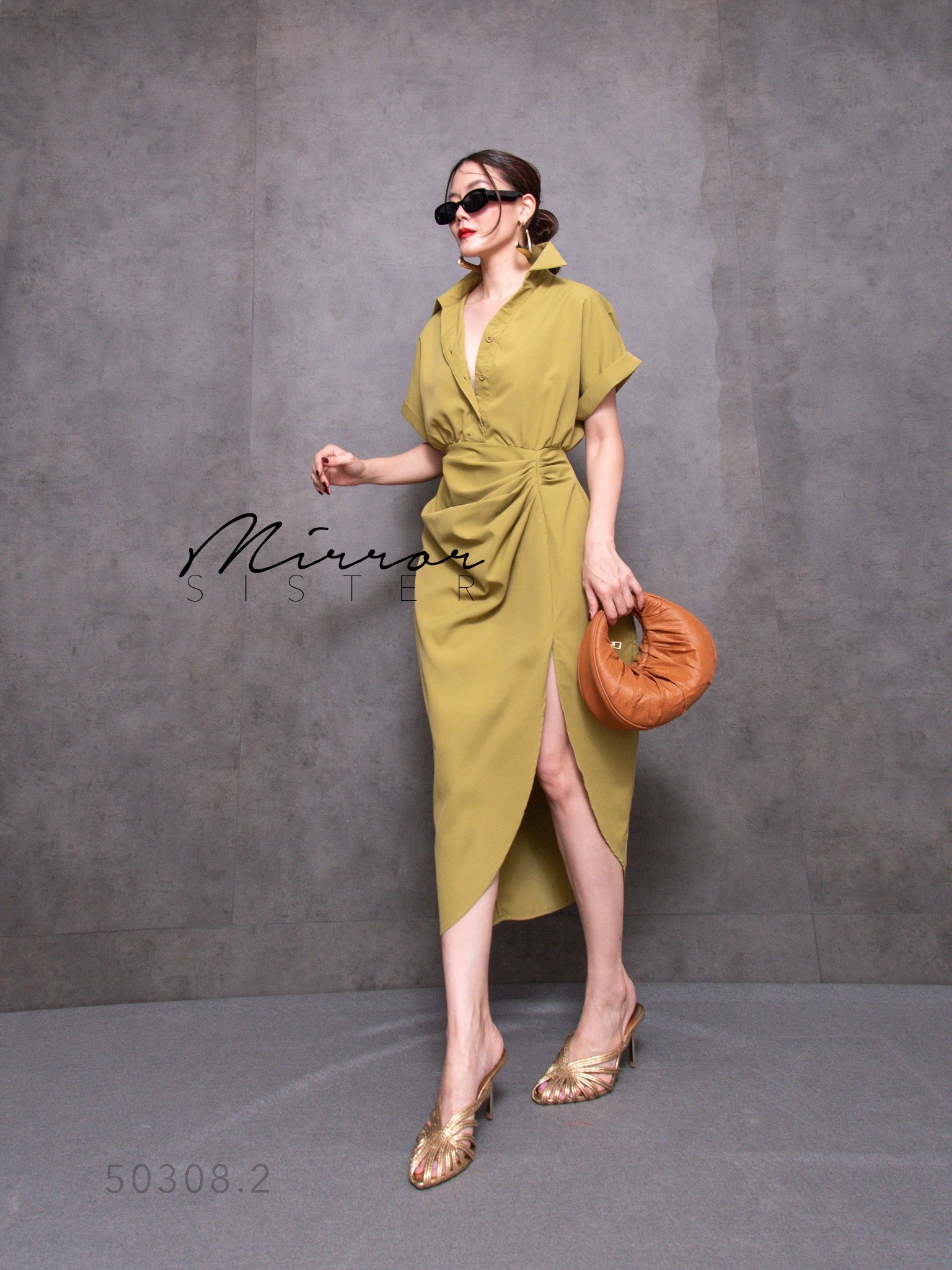 •MiRRoRSiSTER's MoXCie SHiRT DReSS•• เดรสเชิ้ตทรงสวย คอปกเชิ้ตแขนสั้นพับเบิ้ล มีกระดุมผ่าหน้าเปิดปิดได้ถึงช่วงเอว ด้านล่างเป็นกระโปรงทรงทิวลิปดีไซน์เก๋ มีดีเทลจับdrapแต่งย่นช่วงเอว ผ่าแหวกด้านหน้า ใส่ได้บ่อยหลายโอกาส ดูดีทุกสี