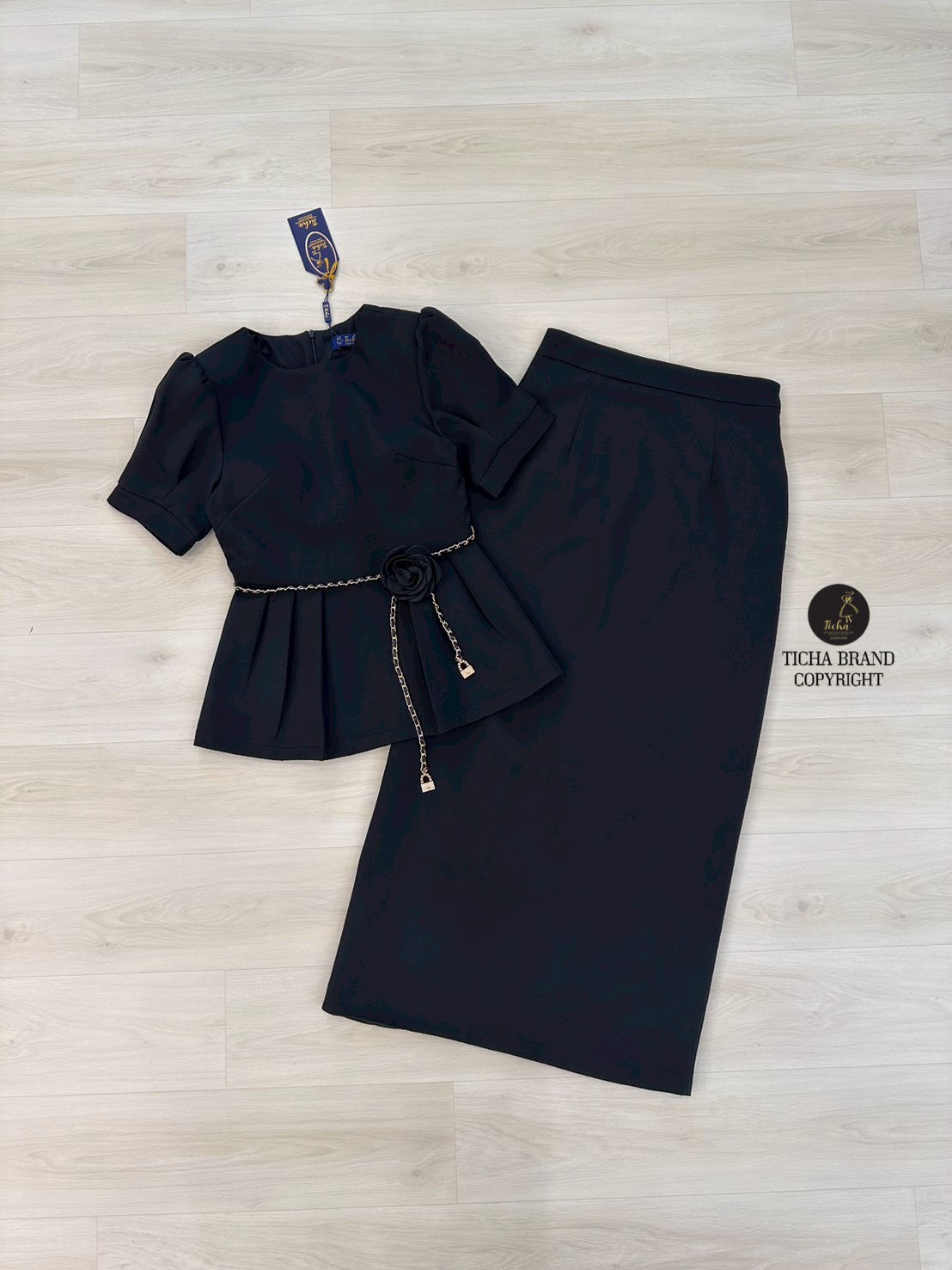Set 2 ชิ้น สีดำคอกลม เสื้อแขนสั้น ดีเทลจับจีบช่วงแขนและชายเสื้อ (มีฟองน้ำเสริม ) แมทซ์กับกระโปรงยาว มีกระเป๋าใช้งานได้จริงทั้ง 2 ข้าง มีซิปหลังซ่อน ชับใน ผ่าหลัง มาพร้อมเข็มขัด ใส่แมทส์กันสวย ลัคชูสุดๆ ห้ามพลาดนะคะ