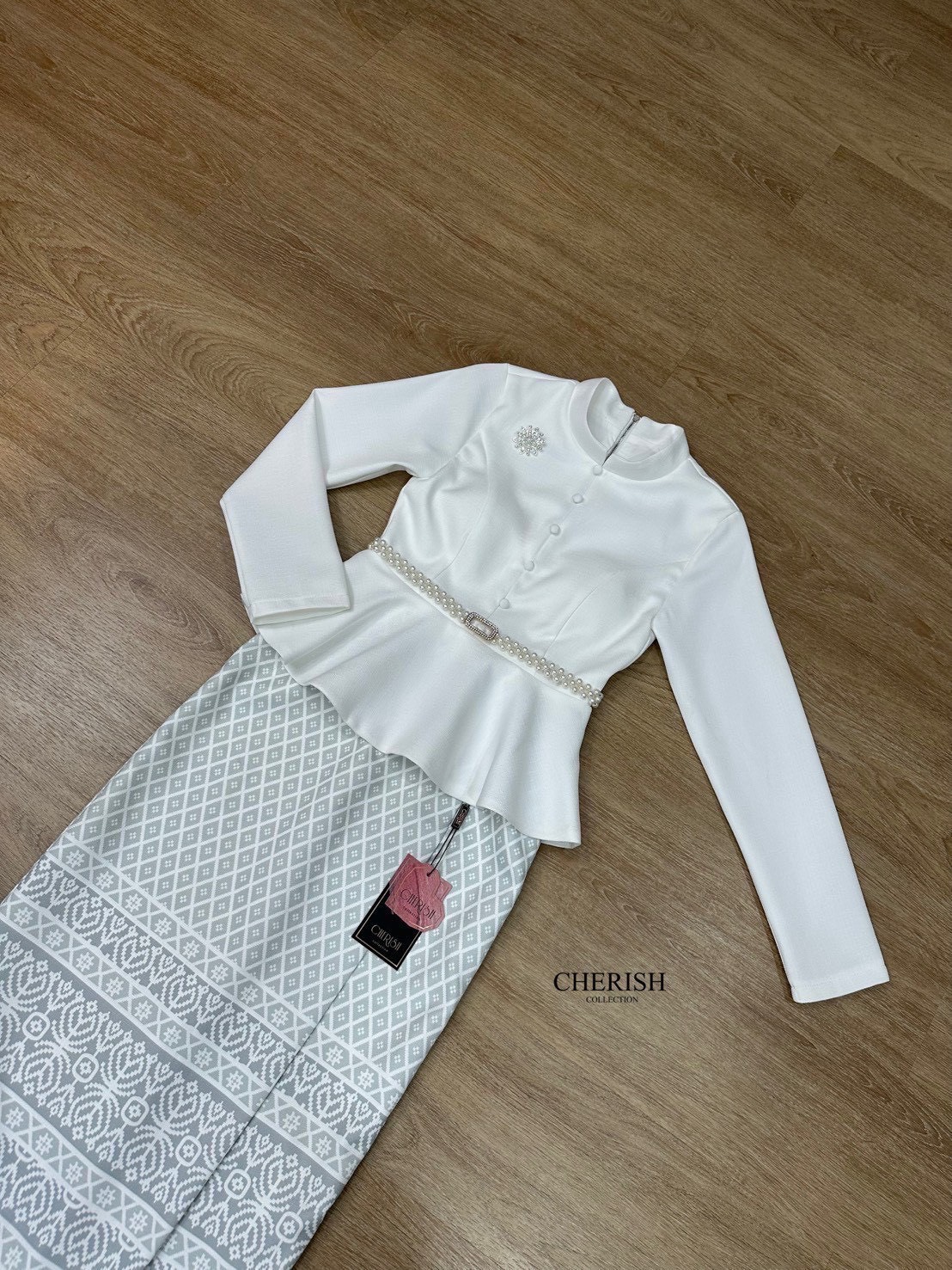 เซ็ท ชุดไทย 4 ชิ้น ตัวเสื้อคอกลมแขนยาวชายระบาย ตกแต่งกระดุมซิปหลังมีฟองน้ำเสริมอก ตัวกระโปรงผ้าพิมท์ลายผับจีบหน้า ผ่าหลังพร้อมซับในอย่างดี มีเข็มขัด+เข็มกลัดแถมให้ด้วย จะใส่เข้าพิธีสำคัญ งานบุญ งานมงคลสมรส จะไปงานไหนรับรองเด่นสุดๆเลยค่า