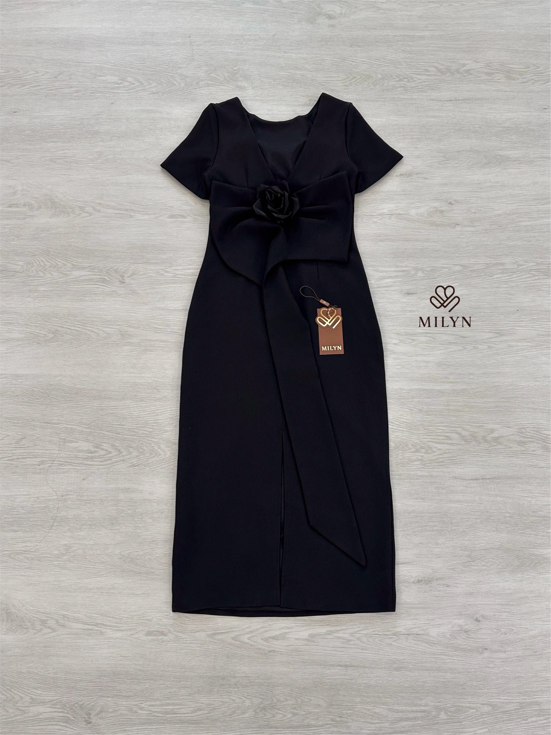 เดรสยาวสีดำคลาสสิก ดีเทลคอกลมแขนสั้น คัตติ้งเนี๊ยบเก็บทรงเป๊ะ ใช้ผ้าสูทเนื้อหนาเกรดพรีเมียม มีซับในเต็มตัว เสริมฟองน้ำและซิปหลังซ่อนอย่างดี 🌹ไฮไลท์ที่โบว์ยักษ์แต่งดอกกุหลาบ ที่สามารถถอดเข้า-ออกได้