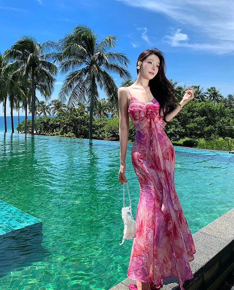 เดรสสายเดี่ยวตัวยาวผ้าพริ้วลายดอกสีชมพูแต่งกุหลาบอก สีสันสดใส ต้อนรับ summer ใส่เข้าเซ็ตคือดีมากค่าใส่vacayถ่ายรูปกับแก๊งค์เพื่อนๆไม่มีผิดหวังเลยค่า ห้ามพลาดเลยน้าตัวนี้
