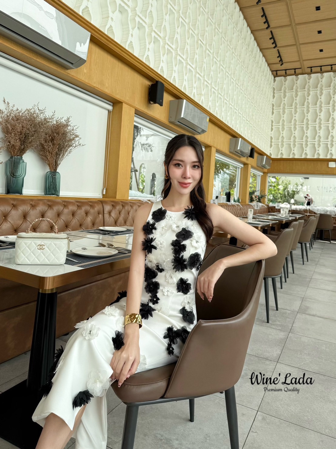 Dress. เดรสแขนกุดตัวยาวแต่งดอกไม้ทั้งตัว ผ่าด้านข้าง เรียบหรู ผ้าดีทรงสวยมากค่ะ เป๊ะและเข้ารูป มีซิปหลัง ใส่แล้วผอมเพียว สวย ซับในทั้งตัว ใครได้ลองแล้วจะหลงรักค่าา รับรองคุ้มเว่อร์ งานสวยมากค่ะ #Wine'Lada