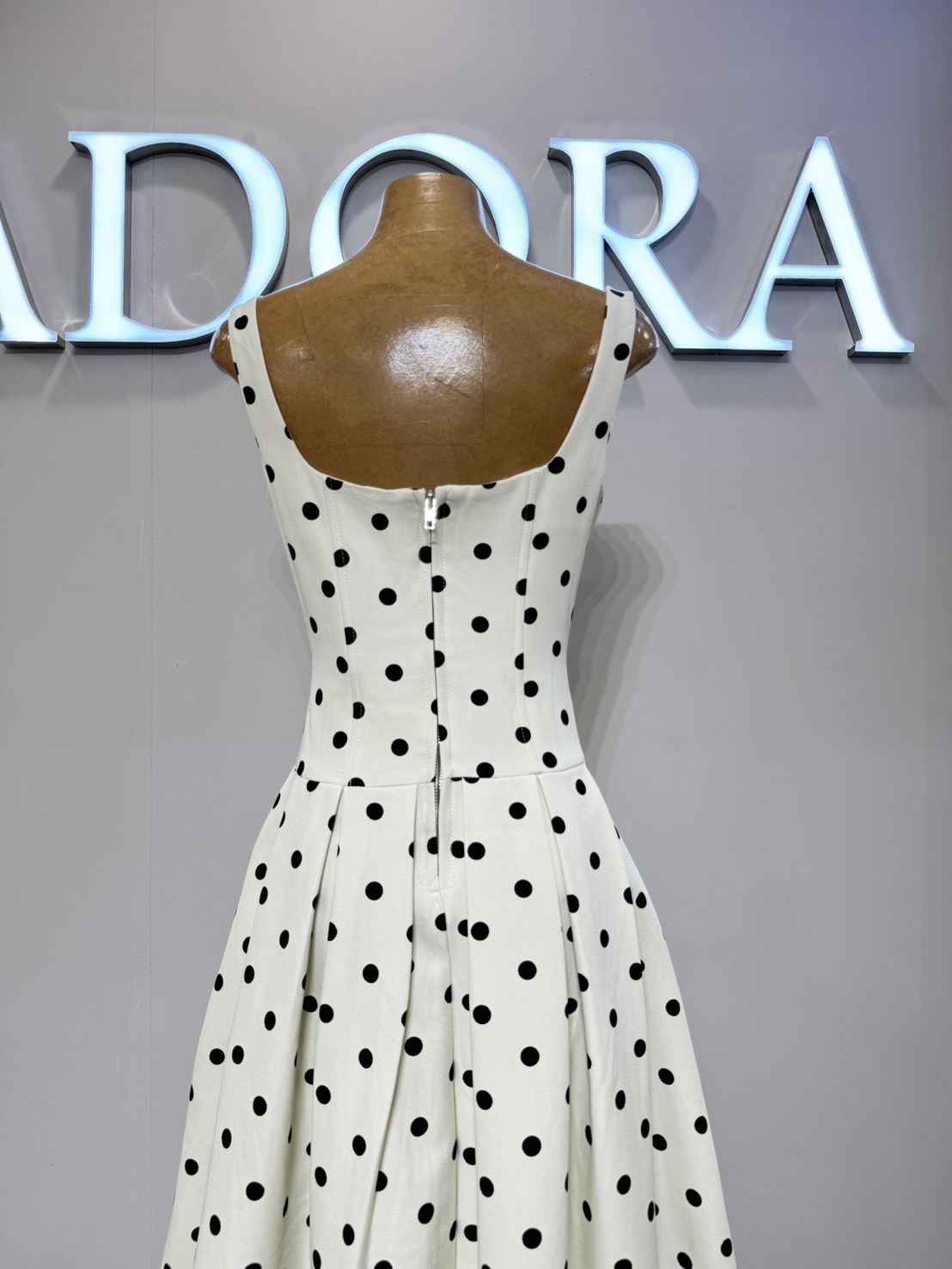 แม๊คซี่เดรสดีไซน์น่ารักๆใส่ง่ายๆในช่วงนี้ แนะนำตัวนี้เลยค่ะ สาวๆ แม๊คศี่เดรส ดีไซน์สายเดี่ยว คอเหลี่ยม เนื้อผ้าเคลือบหนา