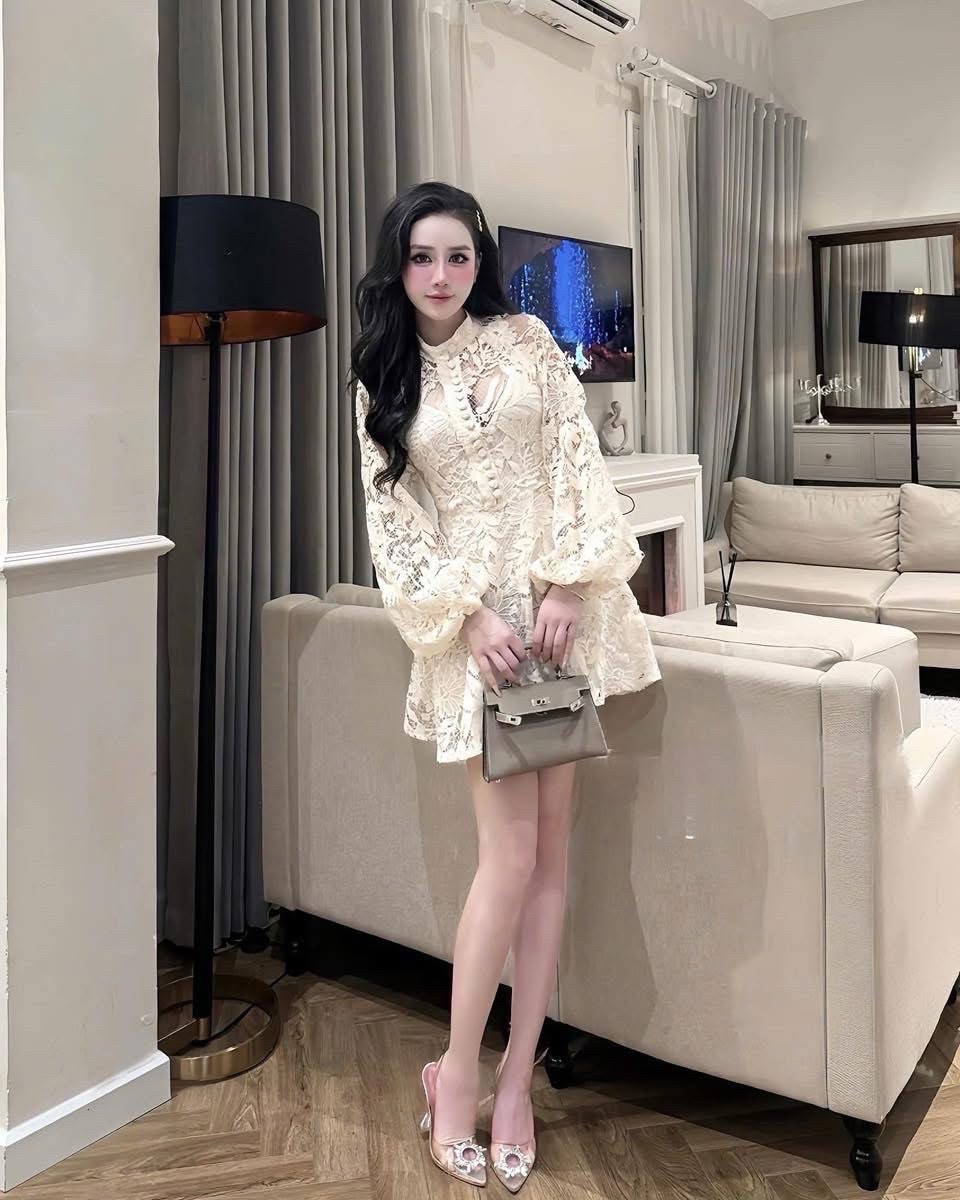 มินิเดรส ฉลุลูกไม้แขนยาว สีครีม ปลายชายแขนแต่งจั้มสม็อค ดีเทลแต่งกระดุมหน้าเรียงยาวถึงเอว ตัวกระโปรงแต่งบานออก ดีไซน์แต่ชับในแขนกุดคอวี มีซิปหลัง ใส่ออกมาทรงสวย ละมุล สุดๆ ห้ามพลาด
