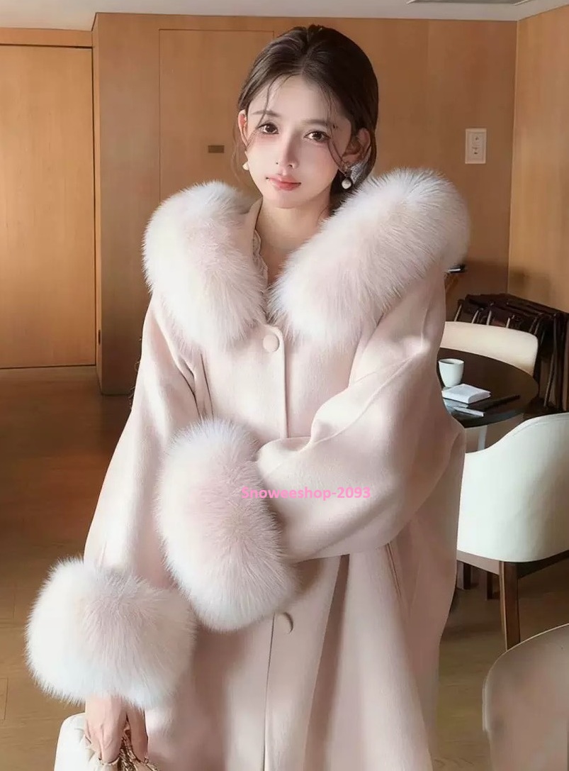 ผ้านุ่มนิ่มมาก ใส่สบายไม่คัน โค้ทขนเฟอร์ตัวนี้คือ ของมันต้องมี สำหรับทริปหน้าหนาว ซับในหนา อบอุ่นจริง ใส่เที่ยวยุโรป เกาหลี ญี่ปุ่น เอาอยู่ มีให้เลือก 4 สีแบบผู้ดีทุกสี