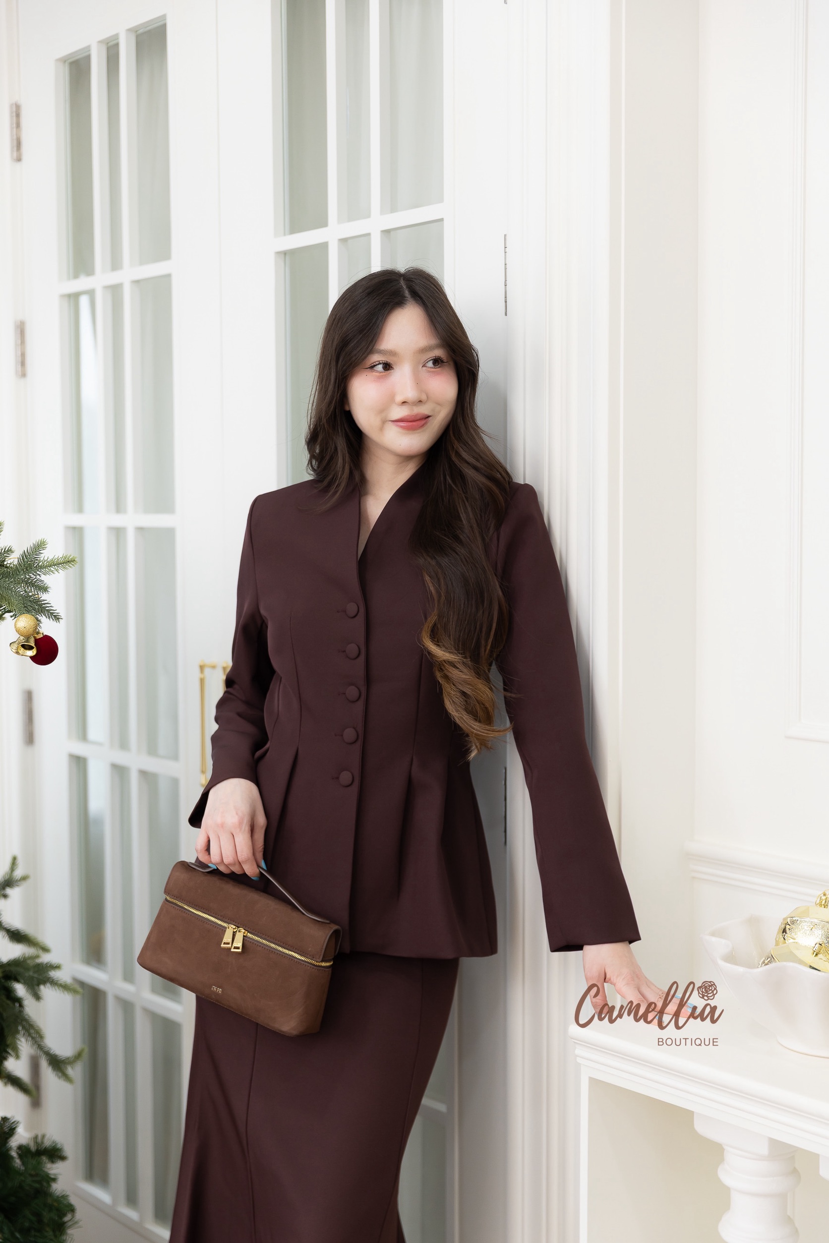 ชุดSet สีแดงที่สวยสง่า เป็นแดงที่สวยแพงมากคะ เสื้อแขนยาวเอวจีบเข้ารูป มาคู่กับกระโปรงเอวสูงทรงหางปลา เอวด้านหลังยืดได้เล็กน้อย