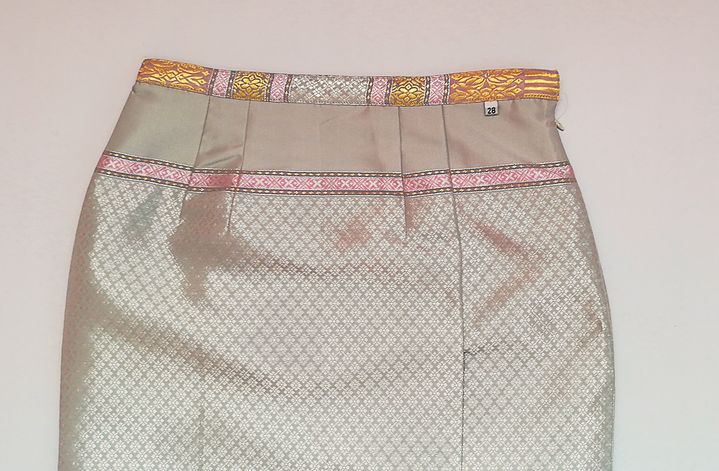 ผ้าถุงไหมสำเร็จรูป (สีเทา ลายสุโขทัย) งานตัดเย็บประณีต อัดผ้ากาวตามสีของผ้าถุง เนื้องานดีเกรด A (รอบเอว 28 นิ้ว)