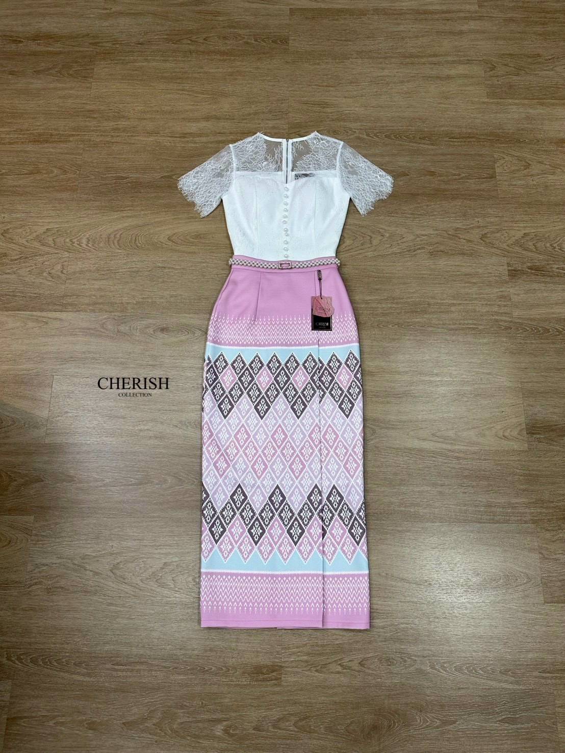 สุด Hot เซ็ทชุดไทย 3 ชิ้น ตัวเสื้อลูกไม้ซีทรูด้านบน พร้อมซับใน เกาะอกด้านในตกแต่งกระดุมพร้อมผ้าถุงสำเร็จพิมพ์ลายไทยสุดเก๋เนื้อผ้าอย่างดี มาพร้อมเข็มขัดมุกสุดหรู จะใส่เข้าพิธีสำคัญ งานบุญ งานมงคลสมรส จะไปงานไหนรับรองเด่นสุดๆเลยค่า💕