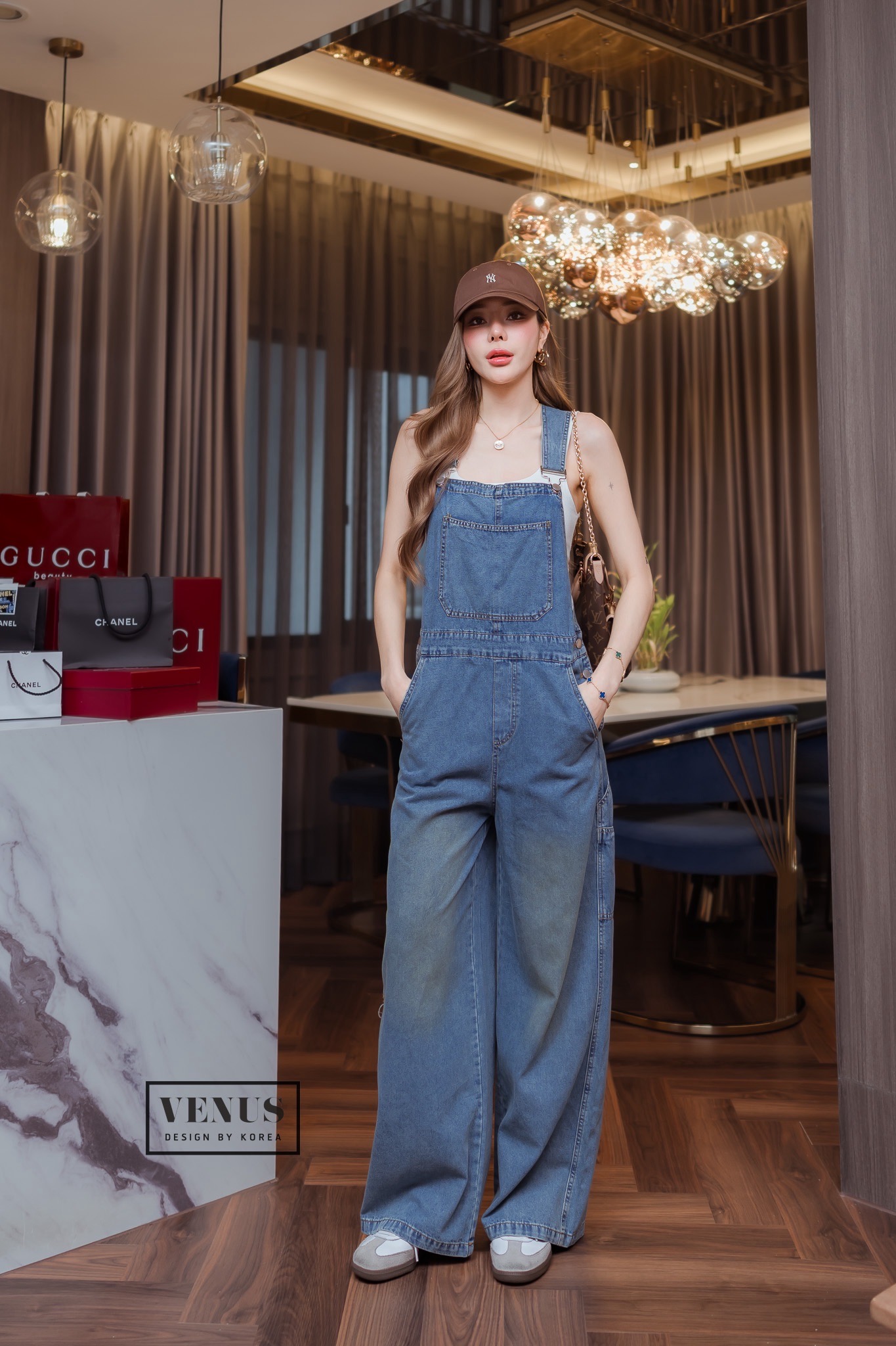 Cartoon Jeans overalls เอี๊ยมยีน ดีเทลช่วงปลายขาด้านหลังแต่งรูปตัวการ์ตูน งานน่ารักมากๆนะคะ แม๊ทกับเสื้อสีพื้นก็สวยเป๊ะคะ