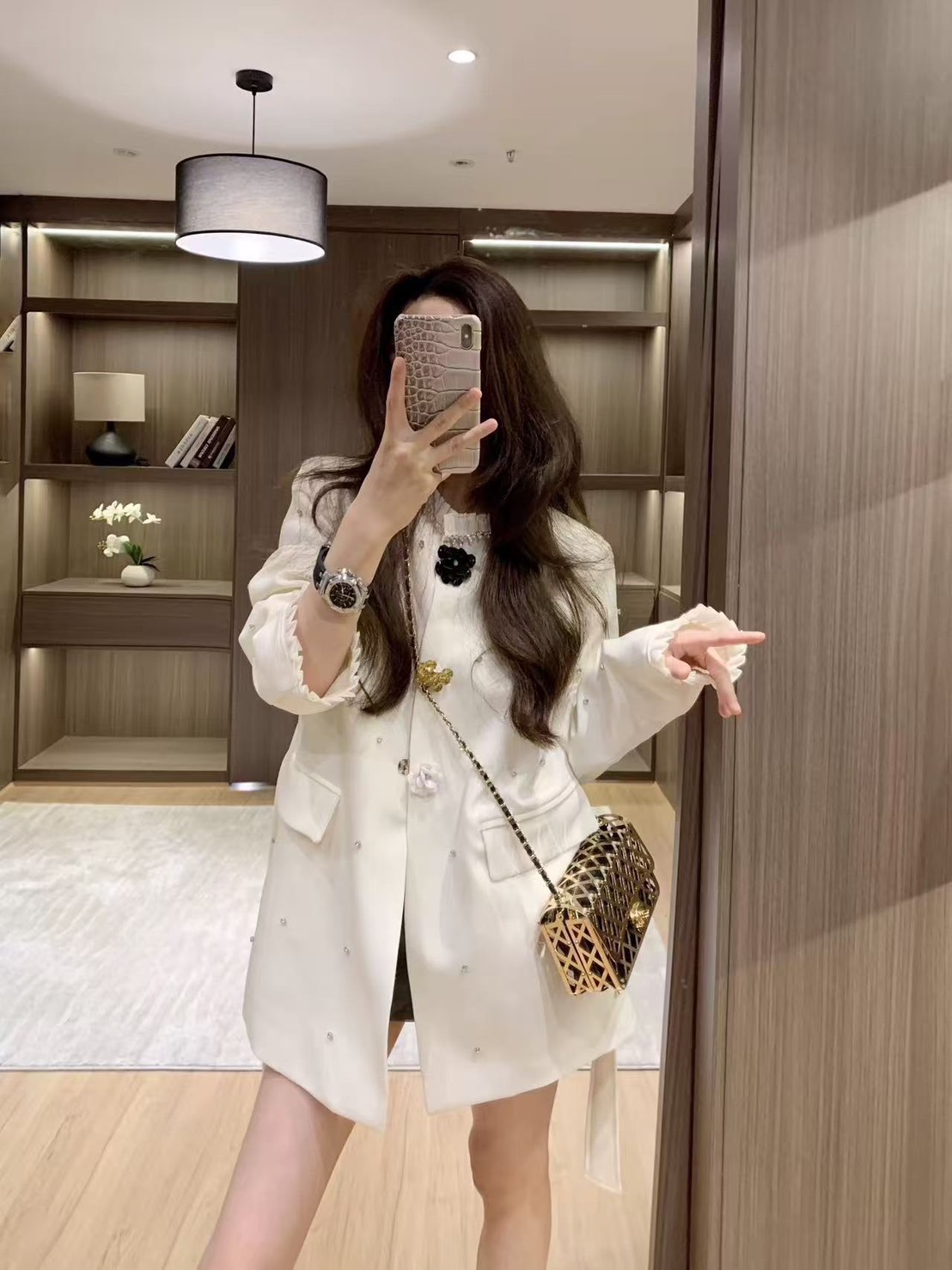 Label :: RAMI-PAPHA(รมิปภา) ชุดเซต เนื้อผ้างานสูทอย่างดี สวมใส่สบาย เสื้อแขนยาวดีเทลแต่งระบายรอบคอและปลายแขน แต่งเพรชสวยหรู แต่งกระดุมหรูหราโดดเด่น ดีเทลละเอียดทั้งชุด กระเป๋าใช่งานได้จริง ซับในงานสูทแท้อย่างดีทั้งตัว