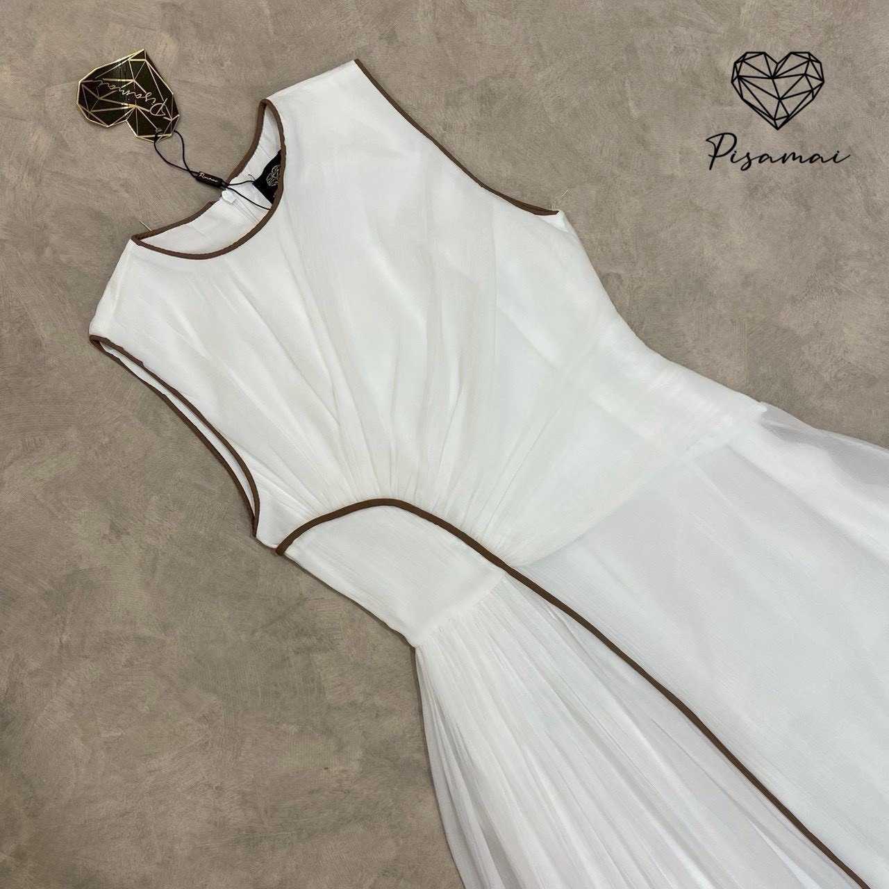 เดรสแขนกุดสีขาวแต่งดีเท็ลจีบย่นช่วงเอว สีเส้นลายสีน้ำตาลตัดขอบ ผ้าพริ้วใส่สวยมากๆค่า ใส่เฟียสๆ แกรมๆ ได้ไม่ซ้ำใคร ต้องมีเลยค่า