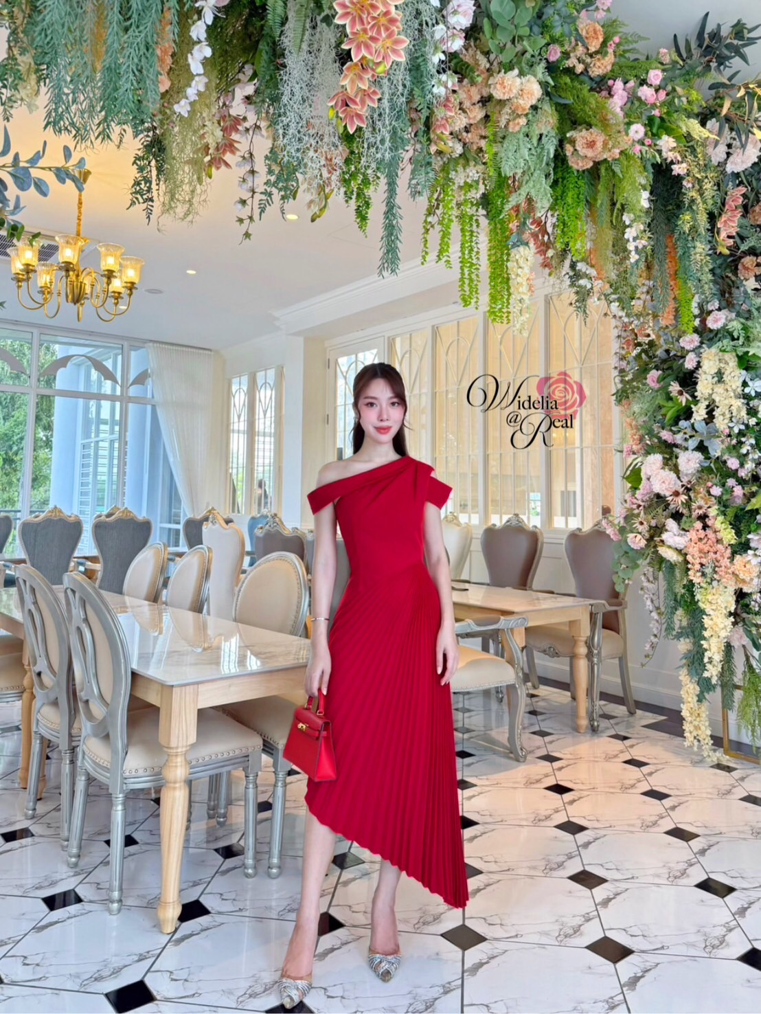 Dress เดรสตัวยาว ปาดไหล่ กระโปรงปลายเฉียง เนื้อผ้าเรียบ สีพื้น ซิปข้าง ผ้าอัดพลีท ผ้าอย่างดี มีน้ำหนัก ไม่บาง งานคัตติ้งเนี๊ยบ ทรงสวยเป๊ะมาก รับรองใส่ออกมาไม่ผิดหวังการันตีให้เลย บอกเลยห้ามพลาดเด็ดขาด งานดีงานสวยแน่นอน