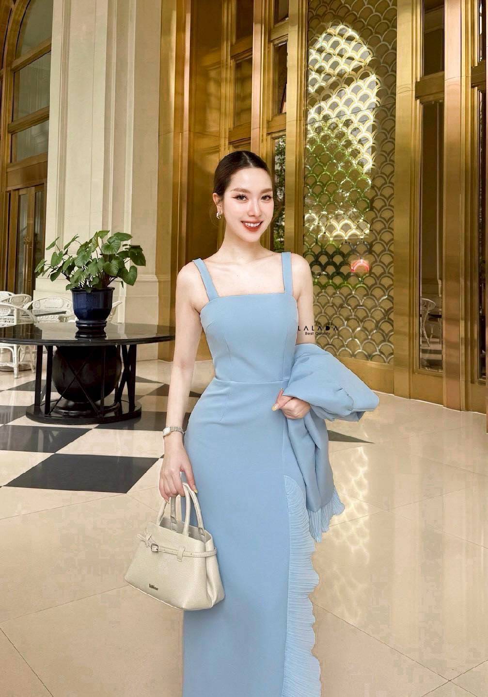 set 2 ชิ้น. เดรสสายเดี่ยวยาว แต่งระบายด้านหน้างานซิปหลัง + เสื้อคลุมแขนยาว กระดุมหน้าแต่งระบายช่วงแขน แถมเข็มกลัดดอกไม้ ใส่ได้หลายแบบนะคะชุดนี้ ( กระดุมเป็นงานจริงค่ะ )