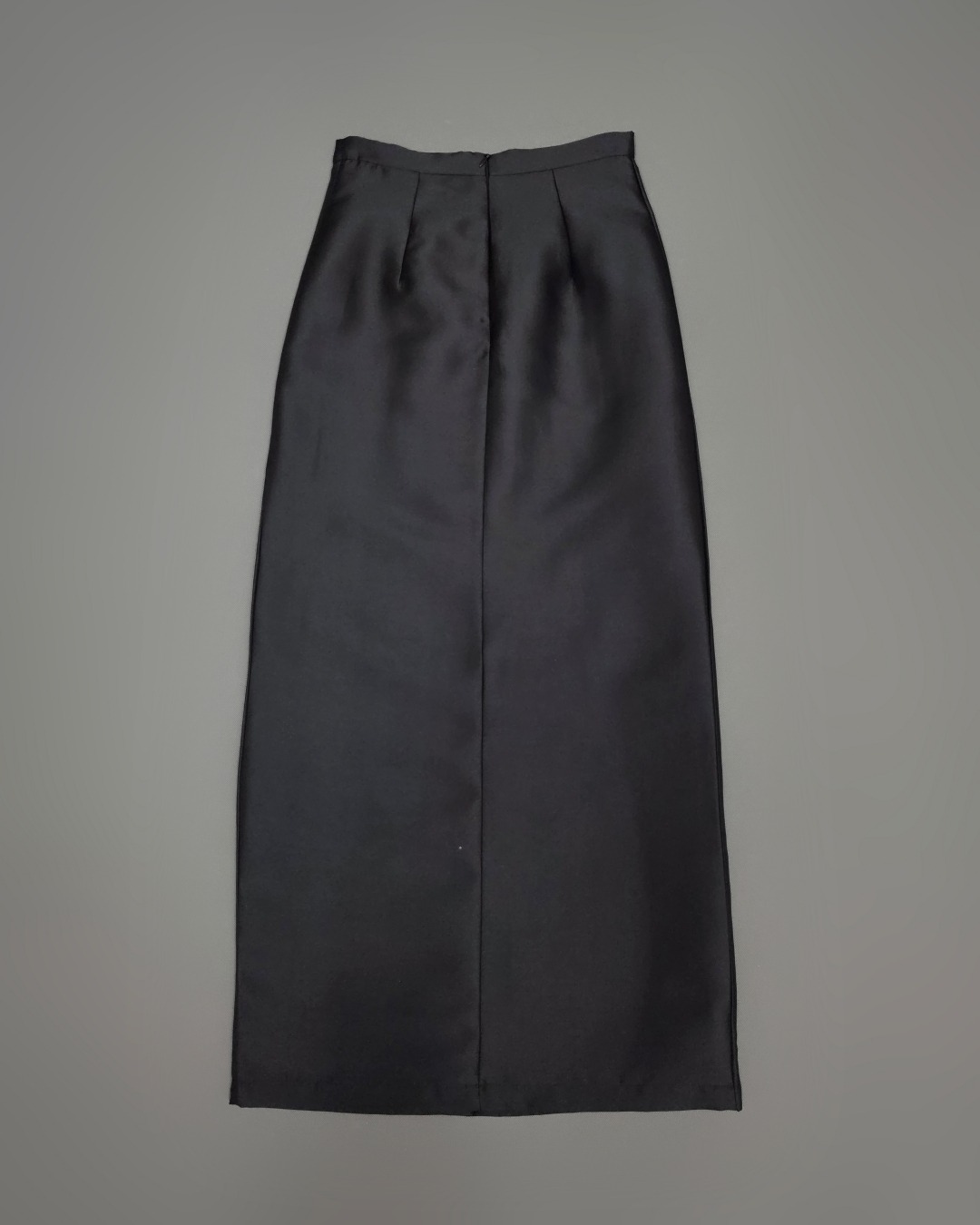 Elegant Black Chitralada Thai Attire Label : LUXE ☑️ เซ็ทเสื้อเข้ารูปผ่าหน้าแขนยาวทรงกระบอก จับคู่กระโปรงป้ายยาวทรงสอบ ☑️ ผ้าปารีส สีดำสนิทมันเงาเล็กน้อย ☑️ สวมใส่สบาย แพทเทิร์นเนี้ยบเข้ารูปกระชับ