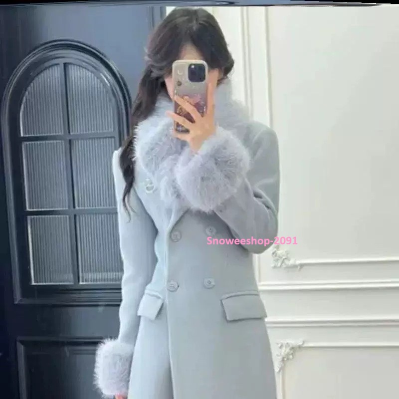 ลุคคุณหนู…ไม่ต้องพยายามเยอะ แค่ใส่โค้ทตัวนี้ก็ แพงขึ้น 3 เลเวล ทันที ทรงเฮปเบิร์นสุดคลาสสิค ทรงเข้ารูป เอวสวย หรูแบบเรียบแต่ดูดี มี 3 สีโทนไฮเอนด์