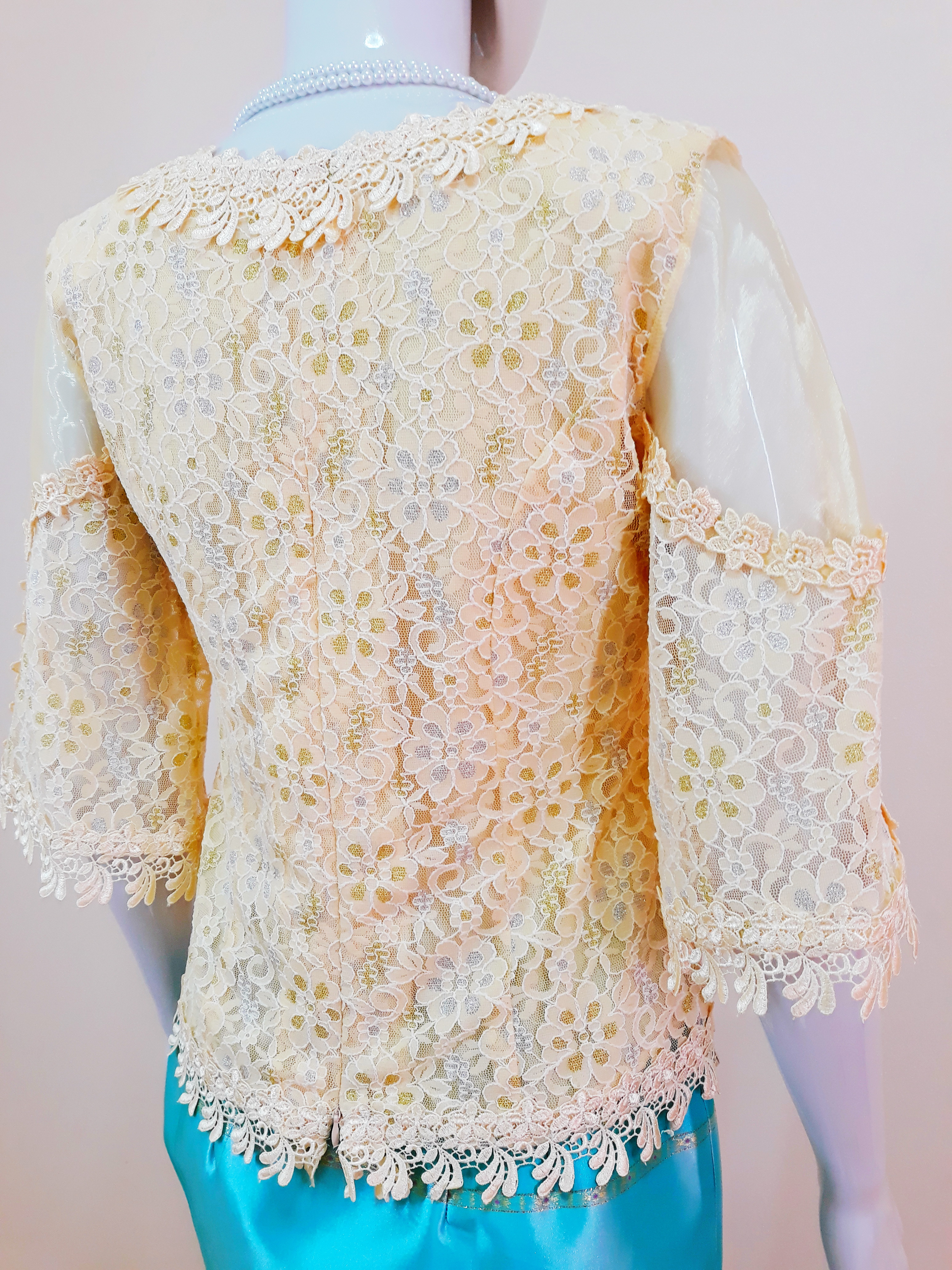 เสื้อลูกไม้ สีครีม สวยหรู ดูดีมีระดับ มีซับในตัว (อกวัดเต็ม37 : รอบอก 34-35 นิ้ว/ใส่ได้)