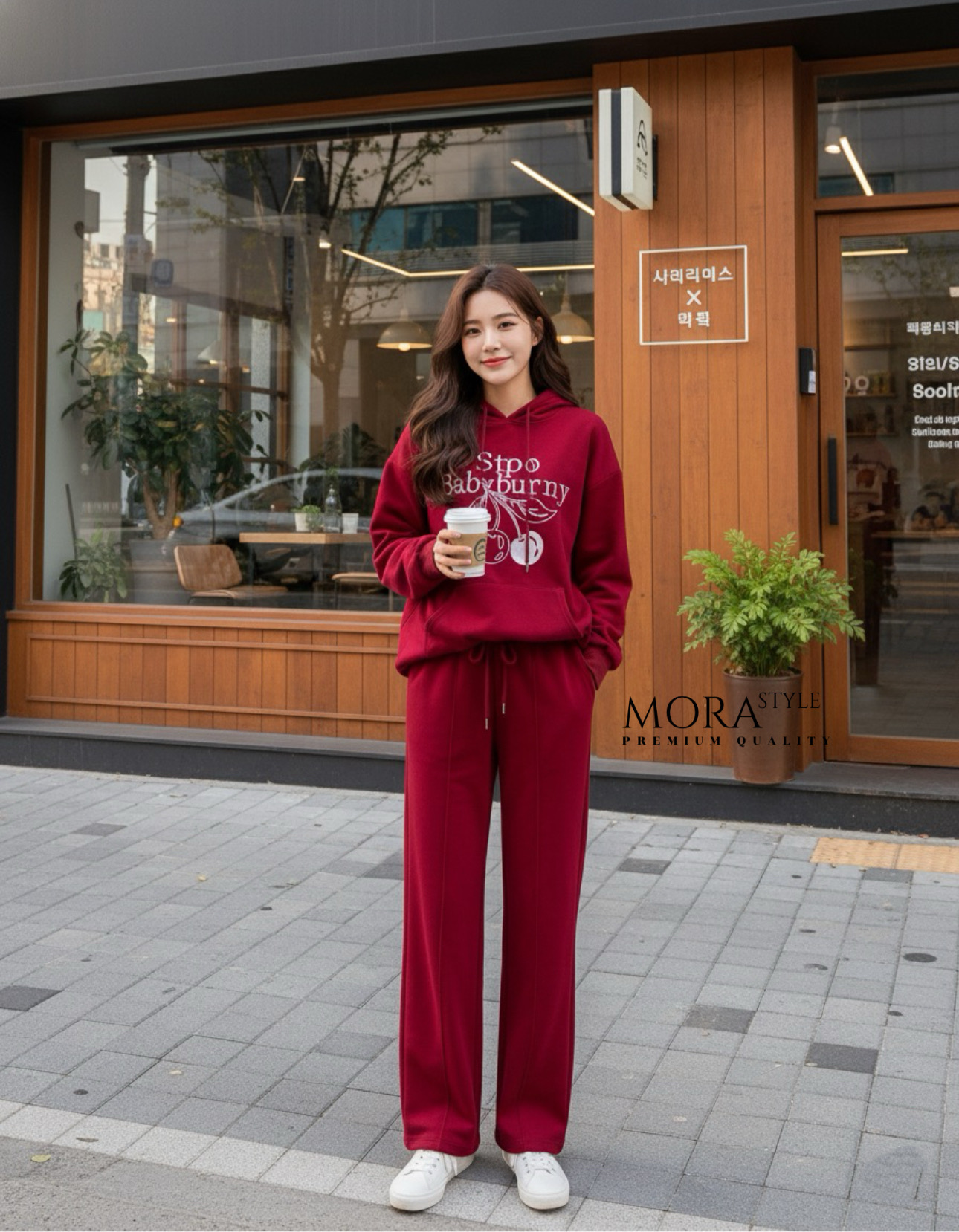 เซ็ท 2 ชิ้น เสื้อแขนยาวมีฮูดหมวกปักแต่งลายเชอรี่ช่วงอก มาพร้อมกับกางเกงขายาวผ้าใส่สบาย ใส่แมตช์ในสไตล์สาวแอร์พอร์ตลุคได้เลยค่ะ เป็นอีกรุ่นที่หนาวนี้ต้องมีนะคะ