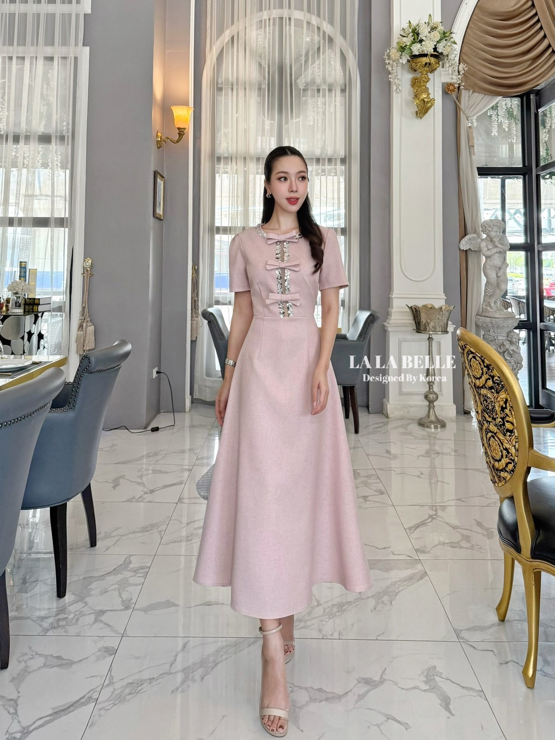 เดรสทรงเจ้าหญิงตัดเย็บด้วยผ้าลินินอัดกาวผ้ามีน้ำหนักทิ้งตัวสวยคอกลมแขนสั้นยกช่วงไหล่จับจีบเอวเข้ารูปกระโปรงบานช่วงตัวเสื้อแต่งปักเลื่อมตรงกลางแต่งเป็นผ้าซีทูสีเนื้อพร้อมแต่งโบว์มีซับในอย่างดีงานคุณภาพเกรดพรีเมี่ยม