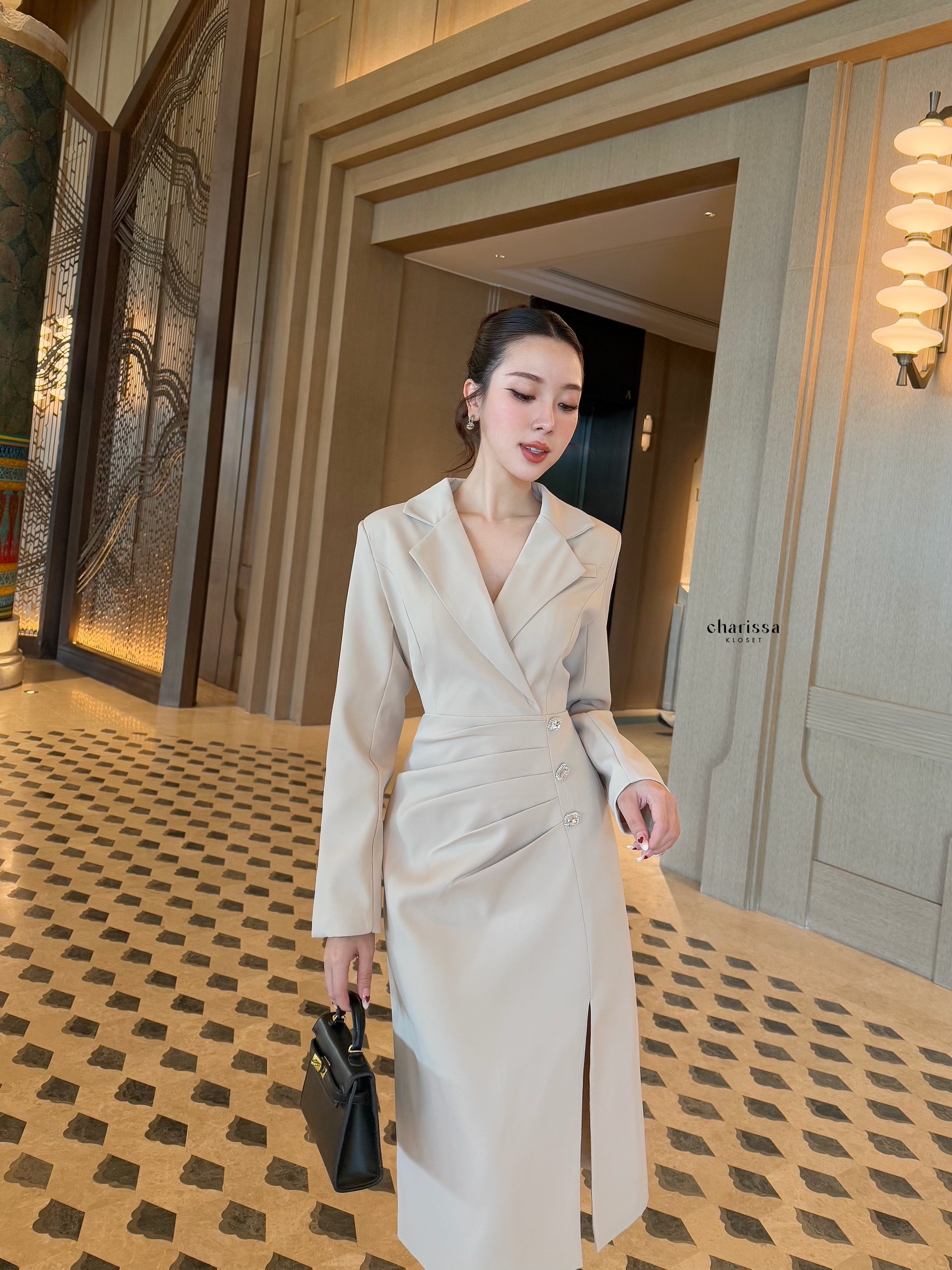 เดรสปกสูททรงเข้ารูปสวยมากก รุ่นนี้มีความพิเศษที่การดีไซน์เย็บจับจีบบริเวณที่ให้เอวทำให้ดูผอม และปกพุงได้ดี เพิ่มความหรูด้วยกระดุมอะไหล่เพชรสวยมากก เดรสมีซับในทั้งชุด ผ้านุ่มใส่สบายมากก แอบเซ็กซี่เล็กๆการผ่าด้านข้างทำให้สวยและเดินสะดวกมาก ซิปซ่อนด้านหลังน๊