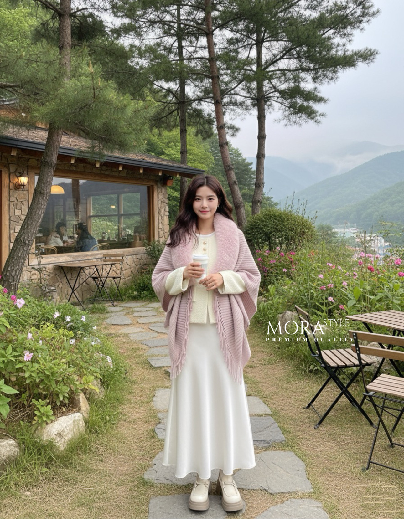 เซ็ต 3 ชิ้น เสื้อคลุมแขนยาว แต่งกระดุมด้านหน้า มีผ้าคลุมไหล่แต่งขนเฟอร์ให้ 1 ผืน มาพร้อมกับ กระโปรงยาวผ้าลื่นทิ้งตัวใส่สบายใส่แมทช์สวยมากค่ะ