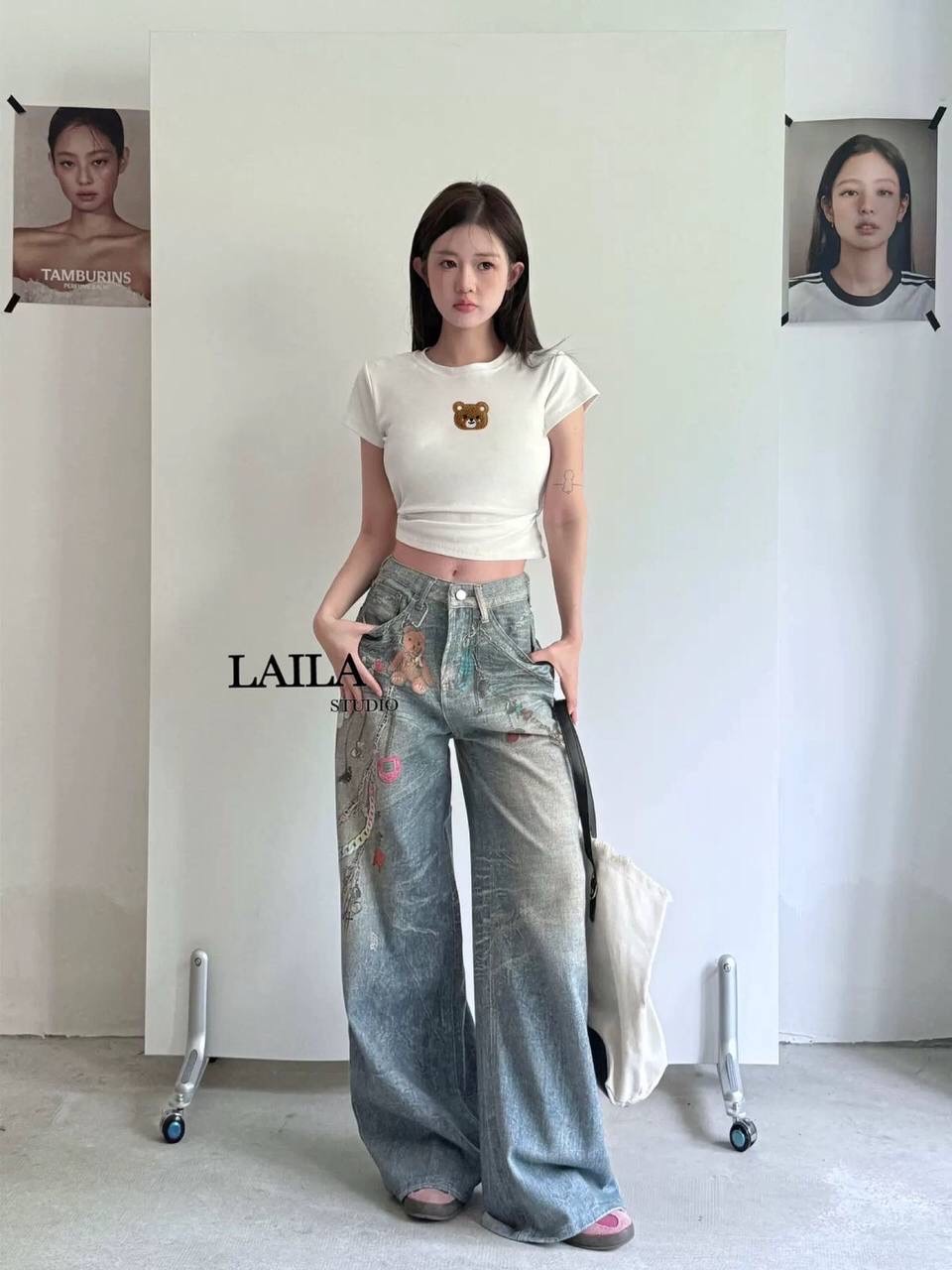 Tag: LAILA Detail: Set เสื้อ+กางเกง เสื้อแขนสั้นทรงกึ่งครอป งานผ้ายืดหยุ่นเด้งสวย ดีไซน์แต่งปักน้องหมีช่วงอก มาในโทนสีขาวเรียบๆ มาพร้อมกางเกงยีนส์ขายาวงานนำเข้า ทรงบอยๆปล่อยๆ แต่งลายโซ่น้องหมีเก๋สุดๆ ยีนส์ทรงดีสุดคุ้มค่าาการันตีเต็มสิบไม่หักค่าา #ชุดเซ็ท