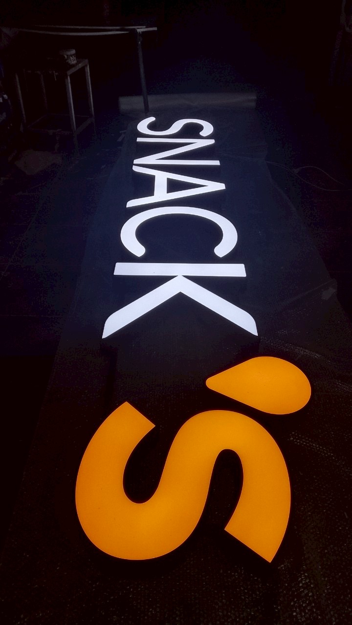 ป้ายไฟอักษรหน้าร้านขนม snack