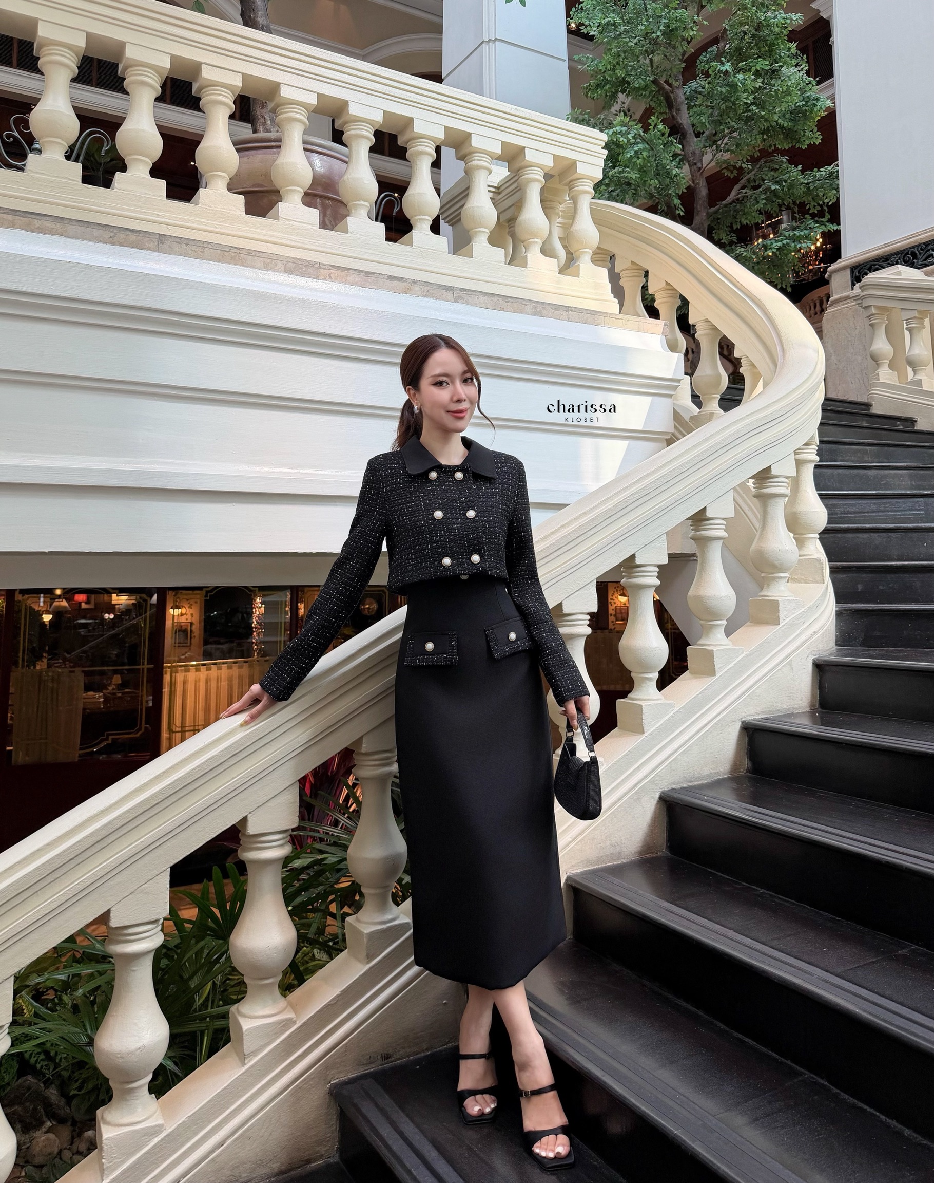 เซ็ทเดรส+เสื้อครอปสั้น งานหรูมาก รุ่นนี้ผ้าพรีเมี่ยมทวิตที่ทางร้านสั่งตัดพิเศษ ตัวเดรสมีซับในทั้งชุดเดรสใช้ผ้าทวิตญี่ปุ่น ด้านหน้าแต่งกระดุม 3 เม็ดเพิ่มความน่ารัก แต่งกระเป๋าหลอกซ้าย ขวา ซิปหลัง เดรสด้านหลังผ่าหลังขึ้นมาเล็กน้อยทำให้เดินได้สะดวก เดรสสามาร