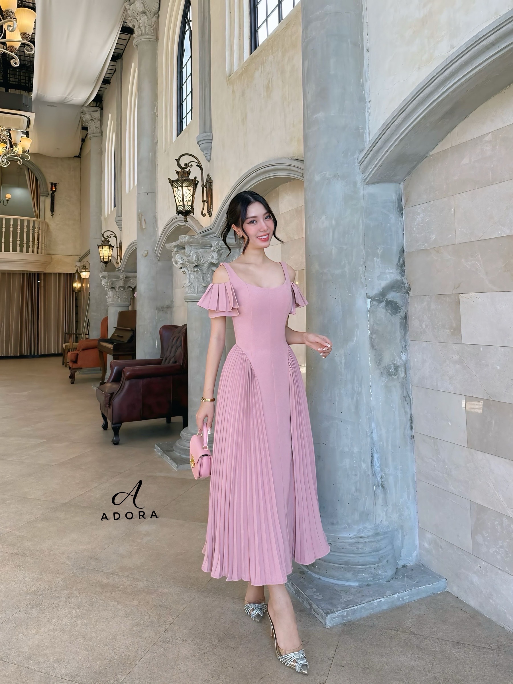 เดรสดีไซน์สายเดี่ยว แต่งดีเทลช่วงแขน ตัวเดรส ใช้ผ้าเนื้อผ้า เกรดพรีเมี่ยมทั้งตัว เนื้อผ้ามีคุณภาพ ใส่แล้วเก็บทรงดูหุ่นเพรียว แต่งดีเทลอัดพลีทด้านข้างทั้งสองข้าง งานมีซับใน งานซิปหลัง สาวๆใส่ออกงาน หรือ ใส่ทำงาน มีติดตู้ไว้ ได้ใช้หลายโอกาสเเน่นอนค่ะชุดนี้