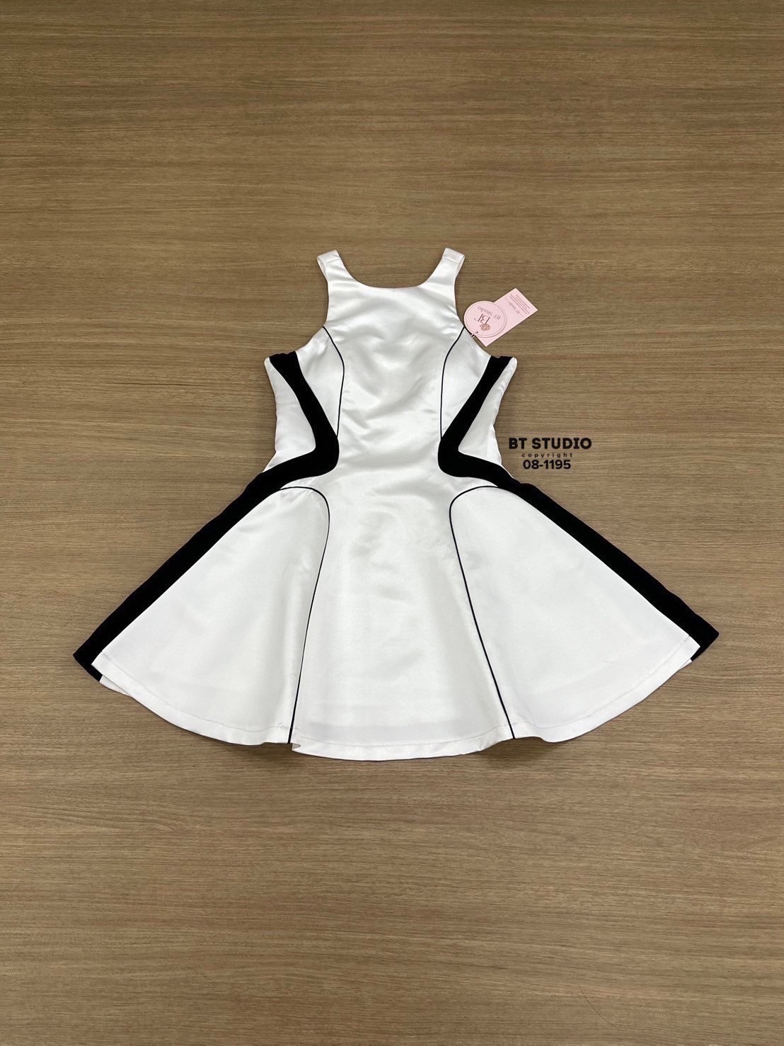 เดรสสั้นแขนกุด ด้านหลังเว้าแต่งสายสีขาว ดีเทลแต่งลายสีดำตัดขอบเว้า แต่งกุ้นเส้นเล็กๆ พรางหุ่นสุดๆ ช่วงอกเสริมฟองน้ำ ตัวกระโปรงบานออก ซิปหลัง มีซับใน เนื้อผ้ามันเงาใส่แล้วออร่าม๊ากก งานสวยคุณค่าที่เราคู่ควรคร้า #BTstudio #ป้ายBt #แบรนด์บีที #งานป้ายBtstudi