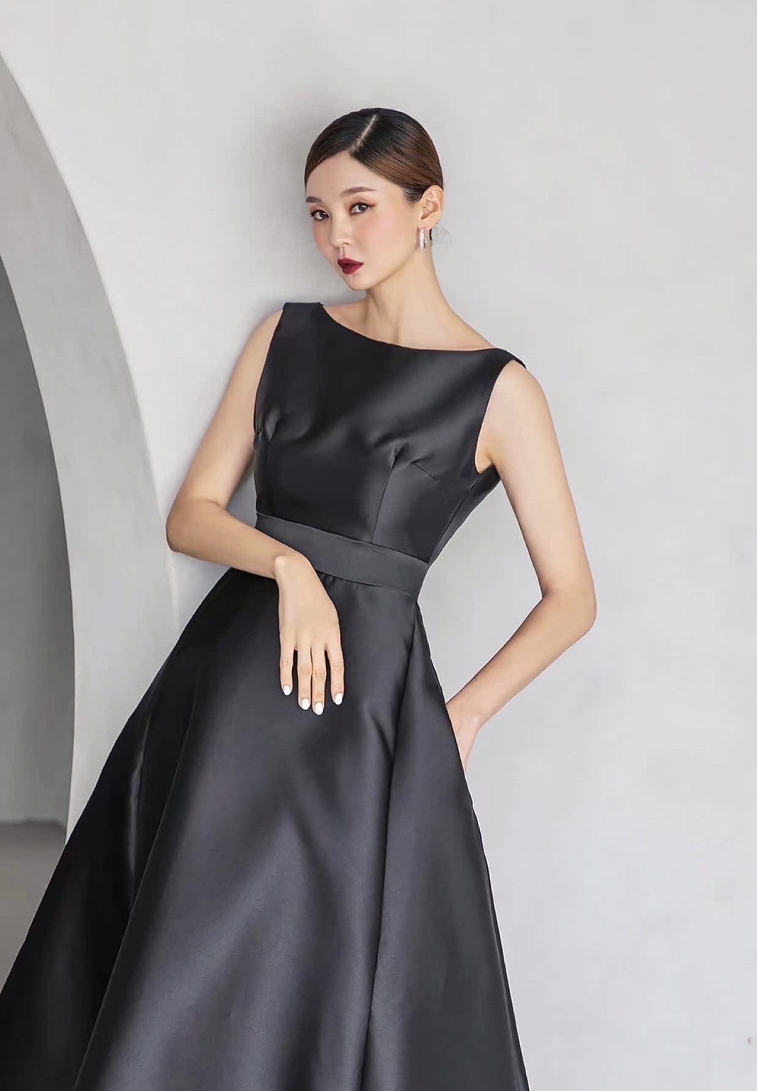 เดรสแขนกุดคอกลมแพทเทิ้นเป๊ะ มาในสีดำกระโปรงบาน ใส่สวยมาก ปังปุริเย้แน่นอนค่า ห้ามพลาด