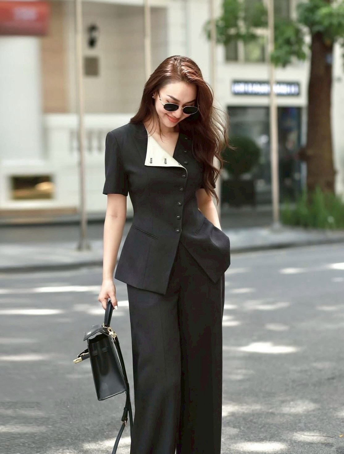 เซ็ตเสื้อมีแขนสีดำ ดีเท็ลแต่งกระดุม สามารถใส่ได้ถึง 2 แบบ มาคู่กางเกงขากระบอกตีเกร็ดยาวด้านหน้า สวย สง่า เฟียสๆ แกรมๆ