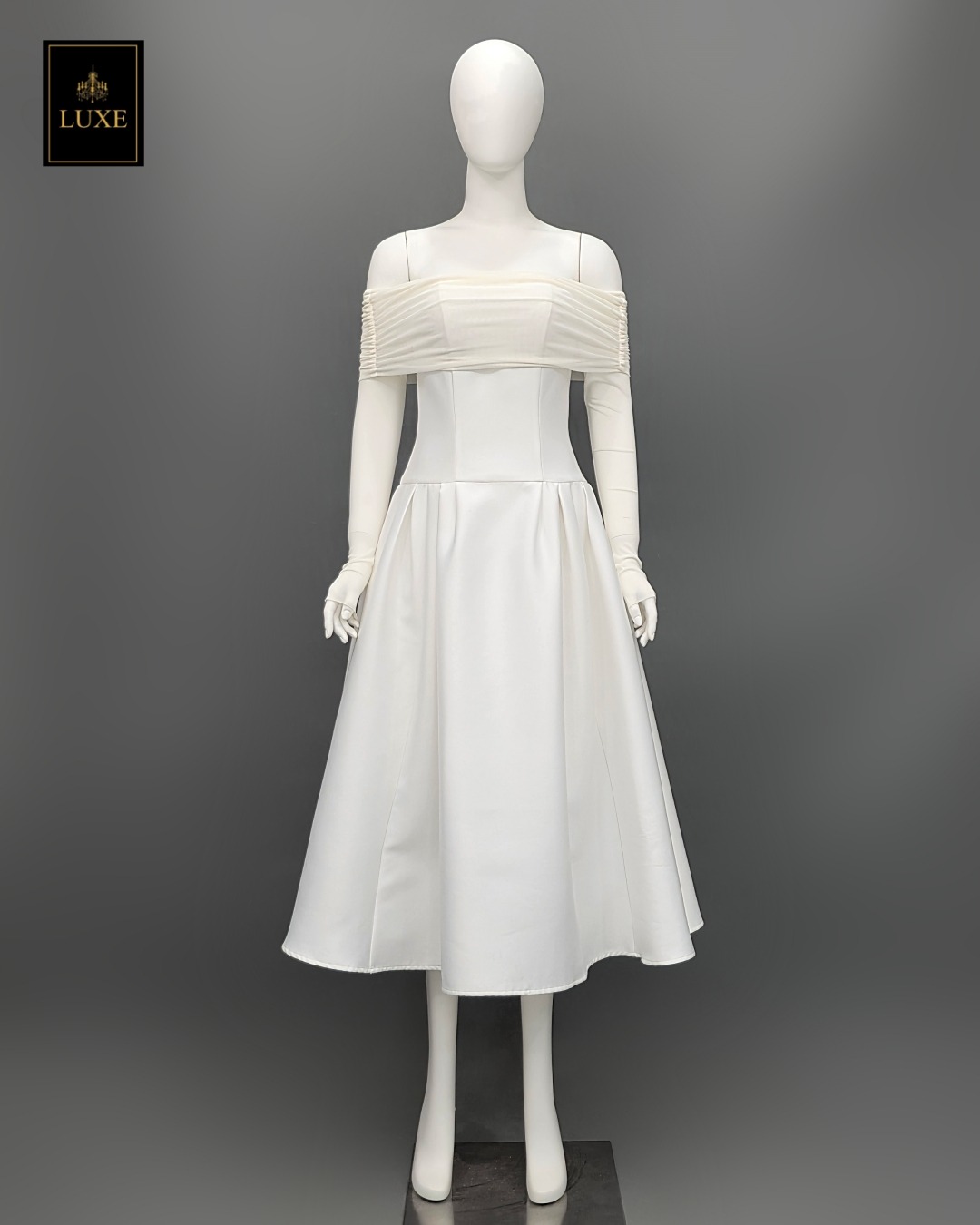 Label : LUXE ☑️ เดรสเสื้อแขนยาวเปิดไหล่ กระโปรงยาวคลุมเข่า แขนเสื้อซีทรู ☑️ ตัวชุดทำจากผ้าไหมดัตเชส แขนเสื้อทำจากผ้าเน็ตเนื้อนุ่มยืดหยุ่น ☑️ คัทติ้งประณีต มีซิปซ่อนและซับใน