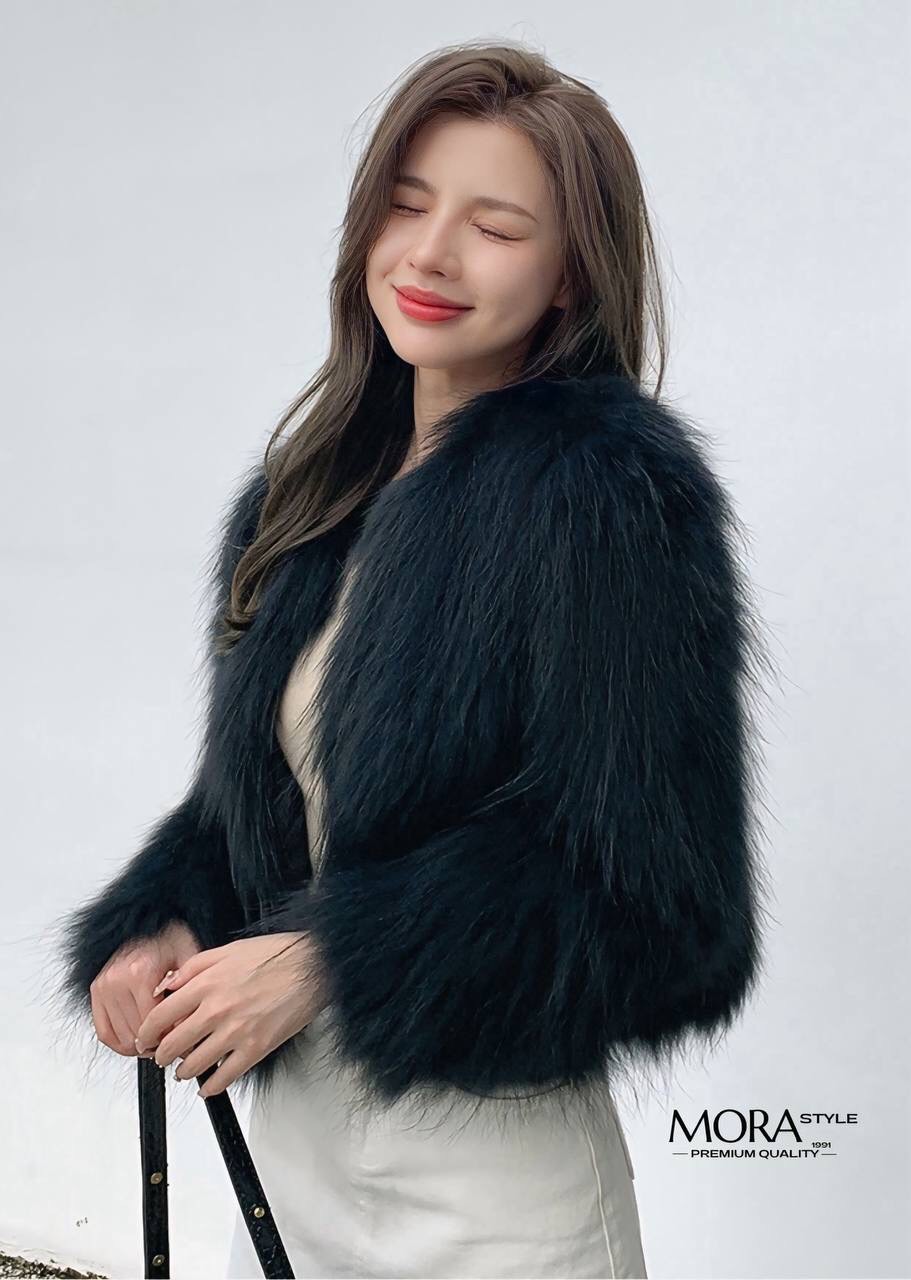 เสื้อคลุมแขนยาวแต่งขนทั้งตัว งานสวยแพง เหมาะกับแฟชั่นหนาวนี้สุดๆ ดีไซน์ออกมาเก๋ งานคือน่ารักมากค่ะ สาวๆต้องมีติดตู้นะคะ