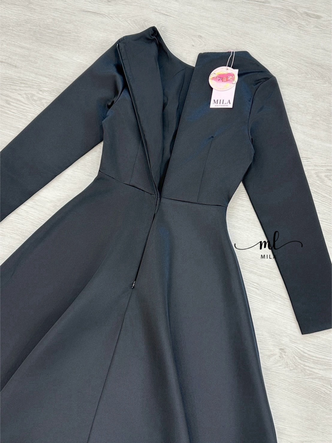เดรสดำแขนยาวทรงสุภาพ เรียบหรูดูแพง ✨ ดีไซน์คอกลมเรียบ สไตล์มินิมอลแต่สง่างาม กระโปรงทรงบานเข้ารูปช่วงเอว ช่วยพรางหุ่นและเสริมรูปร่างให้ดูเพรียว ผ้าหนานุ่มทรงสวย อยู่ทรงดี ไม่บาง ไม่แนบเนื้อ