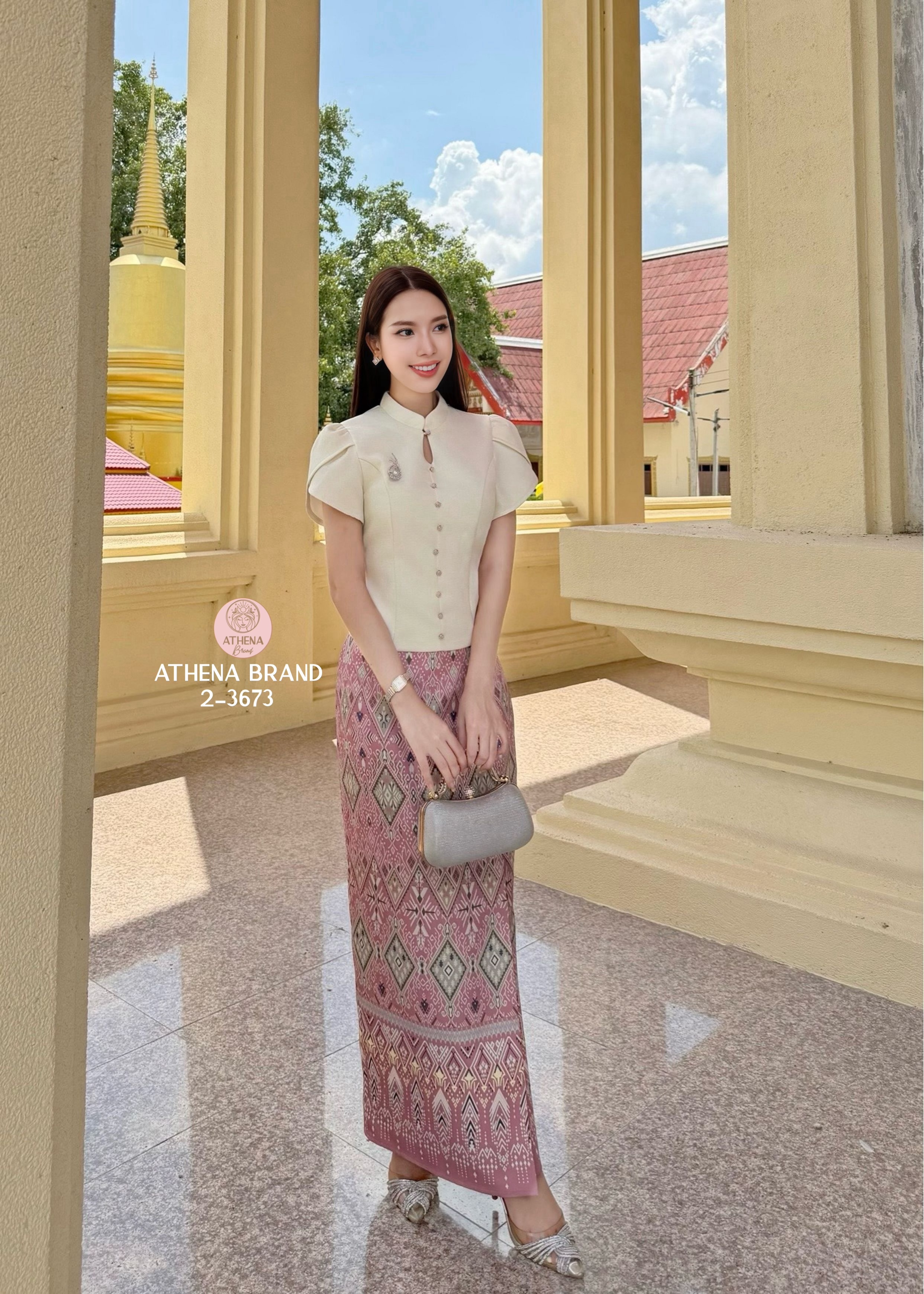 เสื้อ+กระโปรง+เข็มกลัด Set 3 ชิ้น เสื้อดีไซน์ด้านหน้าแต่งกระดุมเรียงสามารถแกะใช้งานได้จริง มีซับใน สวมใส่แบบซิปด้านหลัง แมตช์มาคู่กับกระโปรงพิมพ์ลายป้ายทบคล้ายงานผ้าซิ่นป้ายสำเร็จทรงเข้ารูป เนื้อผ้าดี๊ดีมีTexture งานมีซับใน สวมใส่แบบซิปด้านหลัง ชายกระโปรง