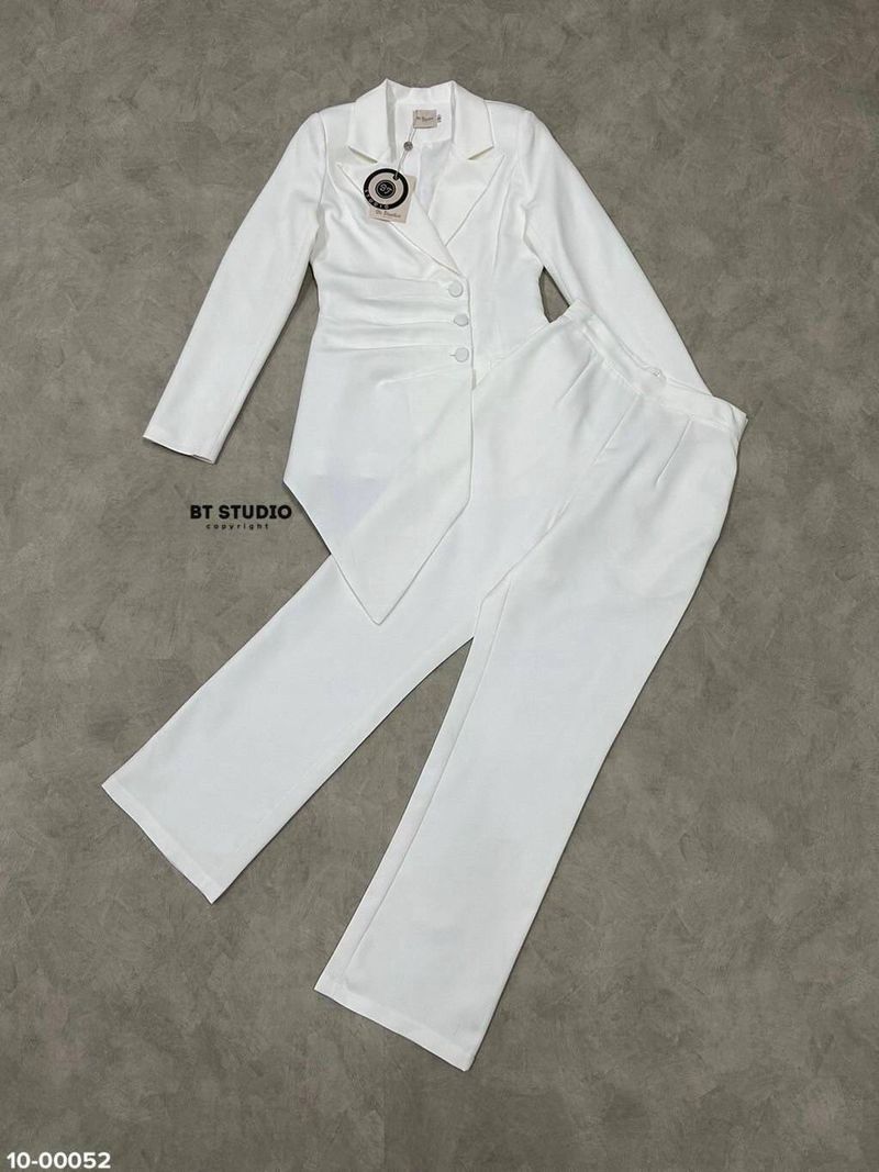 TAG : BT studio DETAIL : เซท 2 ชิ้น เสื้อเบเซอร์แขนยาวคอปก แต่งกระดุมเฉียงข้างเล็กน้อย แต่งจับจีบช่วงกระดุม ปลายชายข้างนึงแต่งปลายเฉียงยาวกว่าอีกข้าง มาพร้อมกางเกงขายาวเอวสูง กระเป๋าใช้งานได้จริง เนื้อผ้าสวย คัตติ๊ง premium quality
