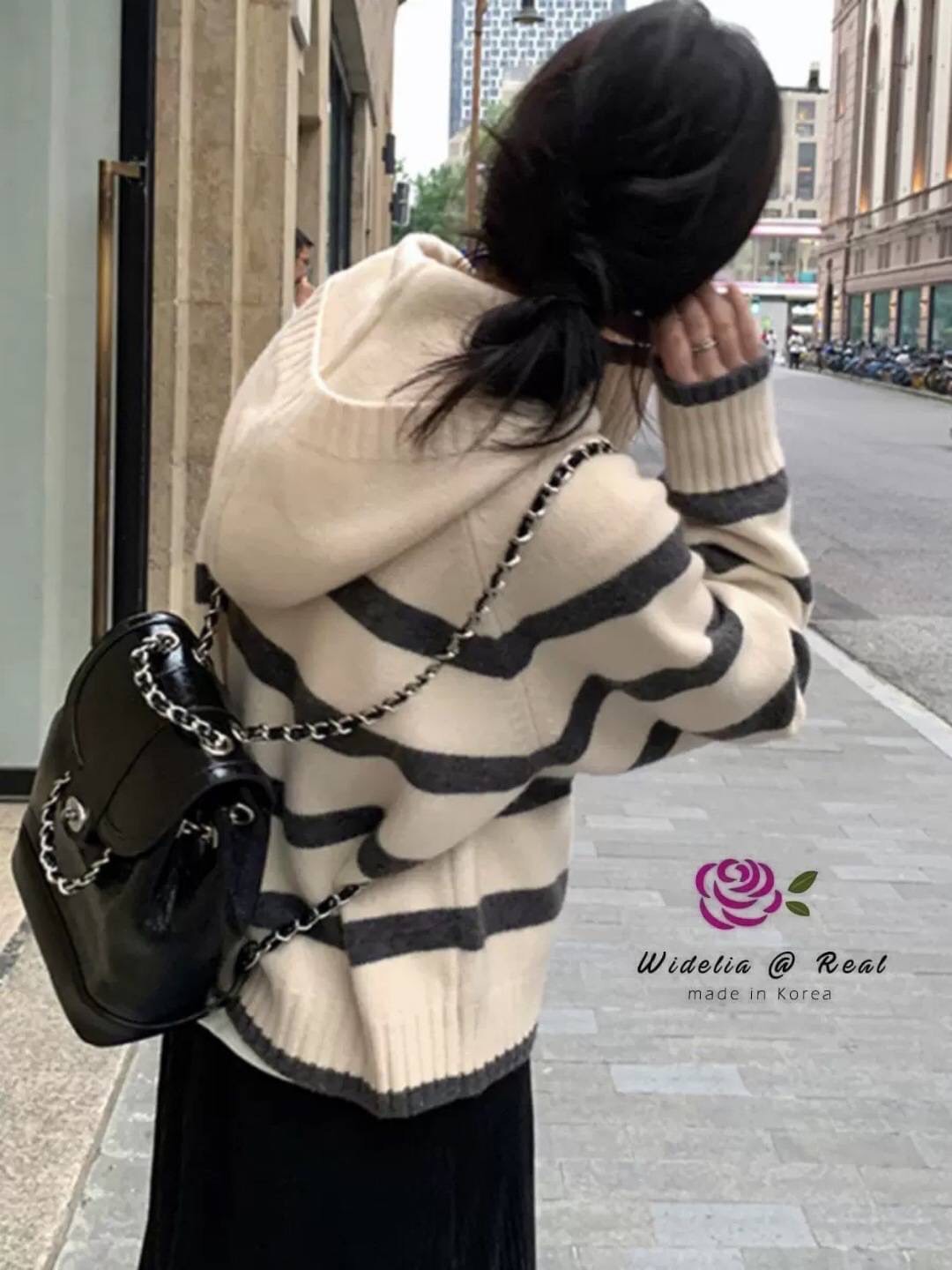 Blouse :: เสื้อตัวยาวสุดเก๋ รุ่นนี้ปังมากแม่ งานเกรดพรีเมี่ยม ตัวเสื้อเป็นไหมพรมเนื้อนุ่มนิ่มทอสลับเป็นริ้วสวย มาพร้อม Hood สุด Cute งานสวย ทรงเป๊ะ คัทติ้งเนี้ยบมาก งานไหมพรมเนื้อดีมากนะคะ รับรองใส่ออกมาไม่ผิดหวังการันตีให้เลย บอกเลยห้ามพลาดเด็ดขาดงานดีงา