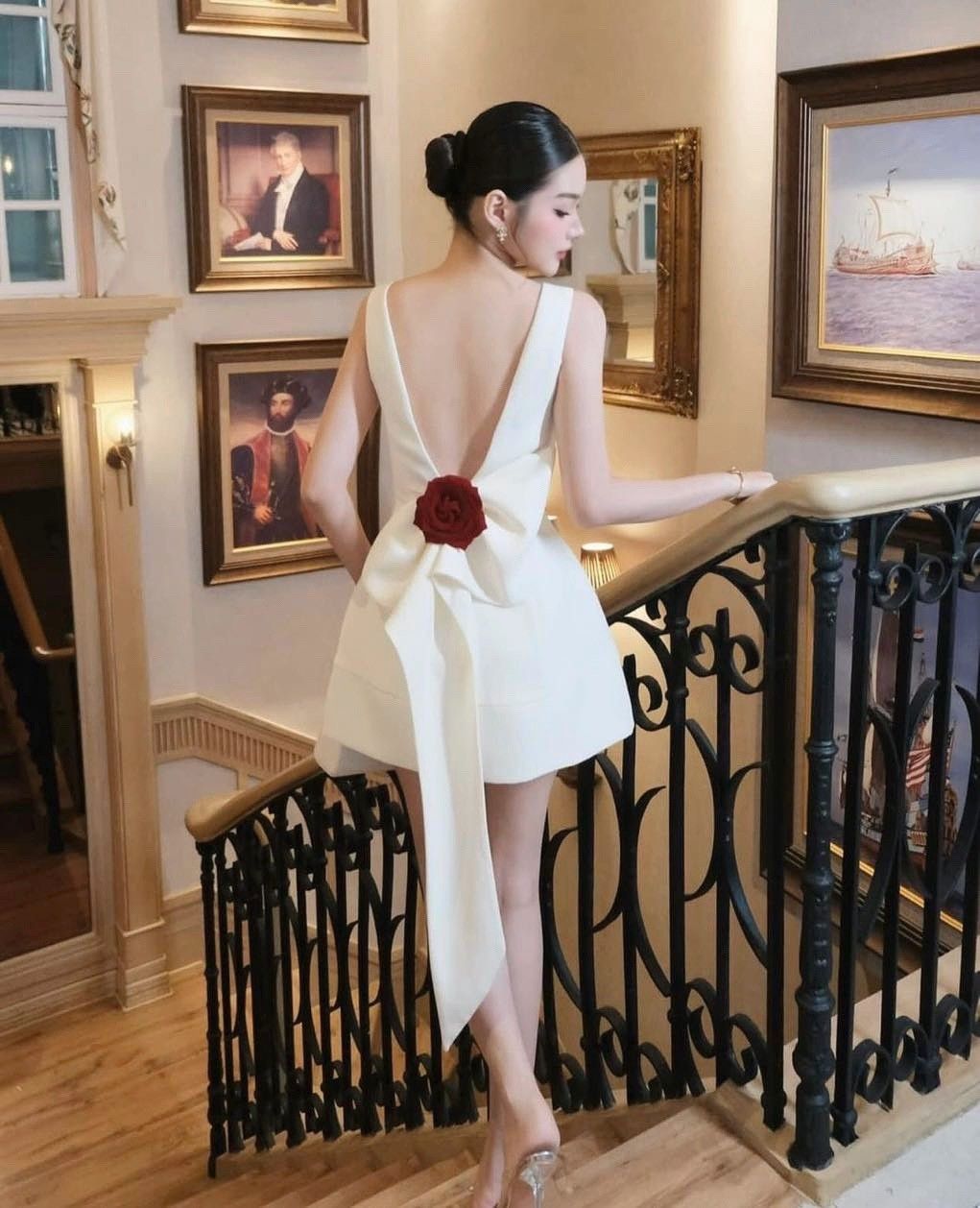 เดรส ทรงสวยมาก มีดีเทลโบหลังแต่งด้วยเข็มกลัดกุหลาบแดง สามารถถอดออกได้ น่ารักสุด สวยลงตัว หรูหรามาก ชุดมีซับในอย่างดี หน้าอกมีฟองน้ำ มีซิบด้านหลัง ใส่เที่ยว ออกงาน ดินเนอร์ งานแต่ง ปาตี้กับเพื่อน ช้าไม่ได้แล้วคร้า เก็บเข้าตู้ด่วน